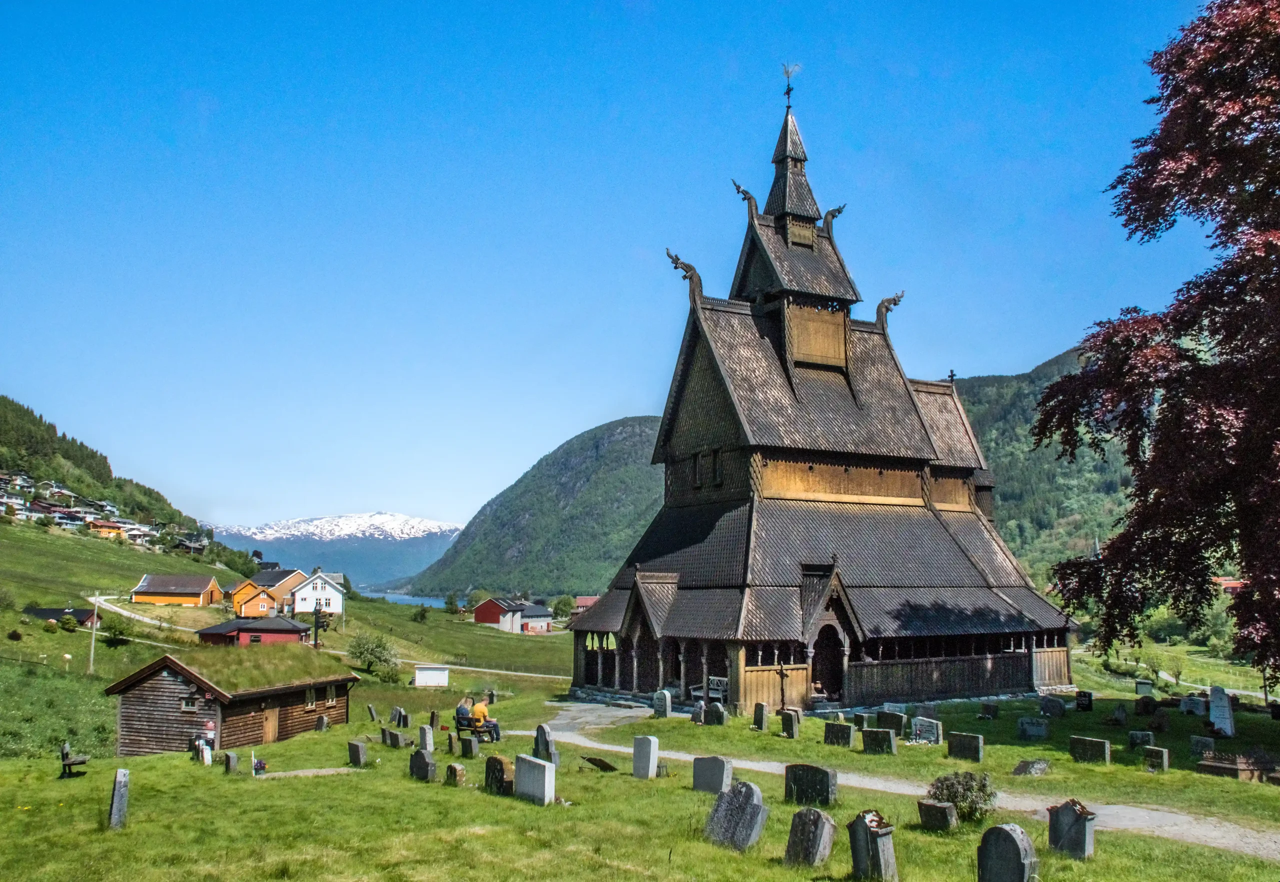 La Hopperstad Stavkyrkje, datata al 1130 è una delle più antiche chiese norvegesi a doghe di legno, tra le 28 ancora esistenti. Le eccellenti tecniche costruttive dei vichinghi e le loro tradizioni di intaglio, utilizzate nella costruzione delle imbarcazioni, furono applicate anche alle Stavkyrkje, erette probabilmente in luoghi sacri a quei popoli, le cui pratiche di culto si svolgevano all’aperto. Vik, Norvegia