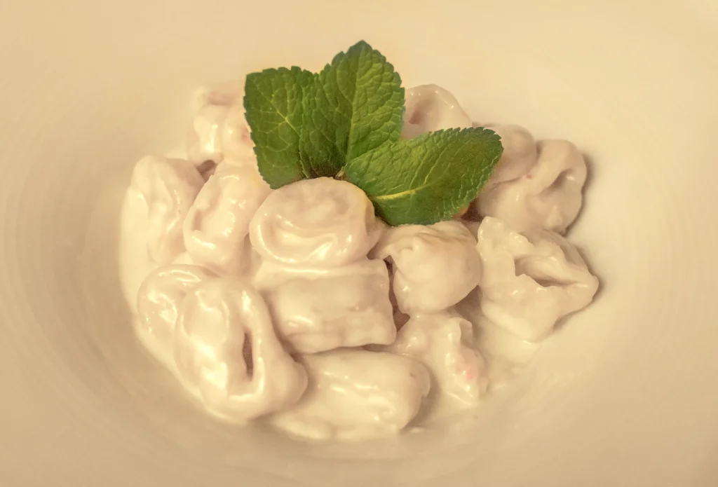 Tortellini fatti a mano ripieni di carne in crema di parmiggiano reggiano. L'ANGOLINO DI MIRKO. TIVOLI