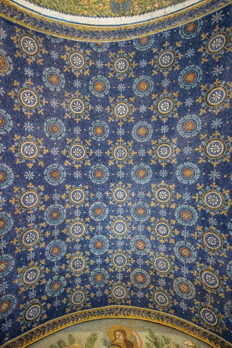 Mausoleo di Galla Placidia. Mosaici della volta d’ingresso. Ravenna