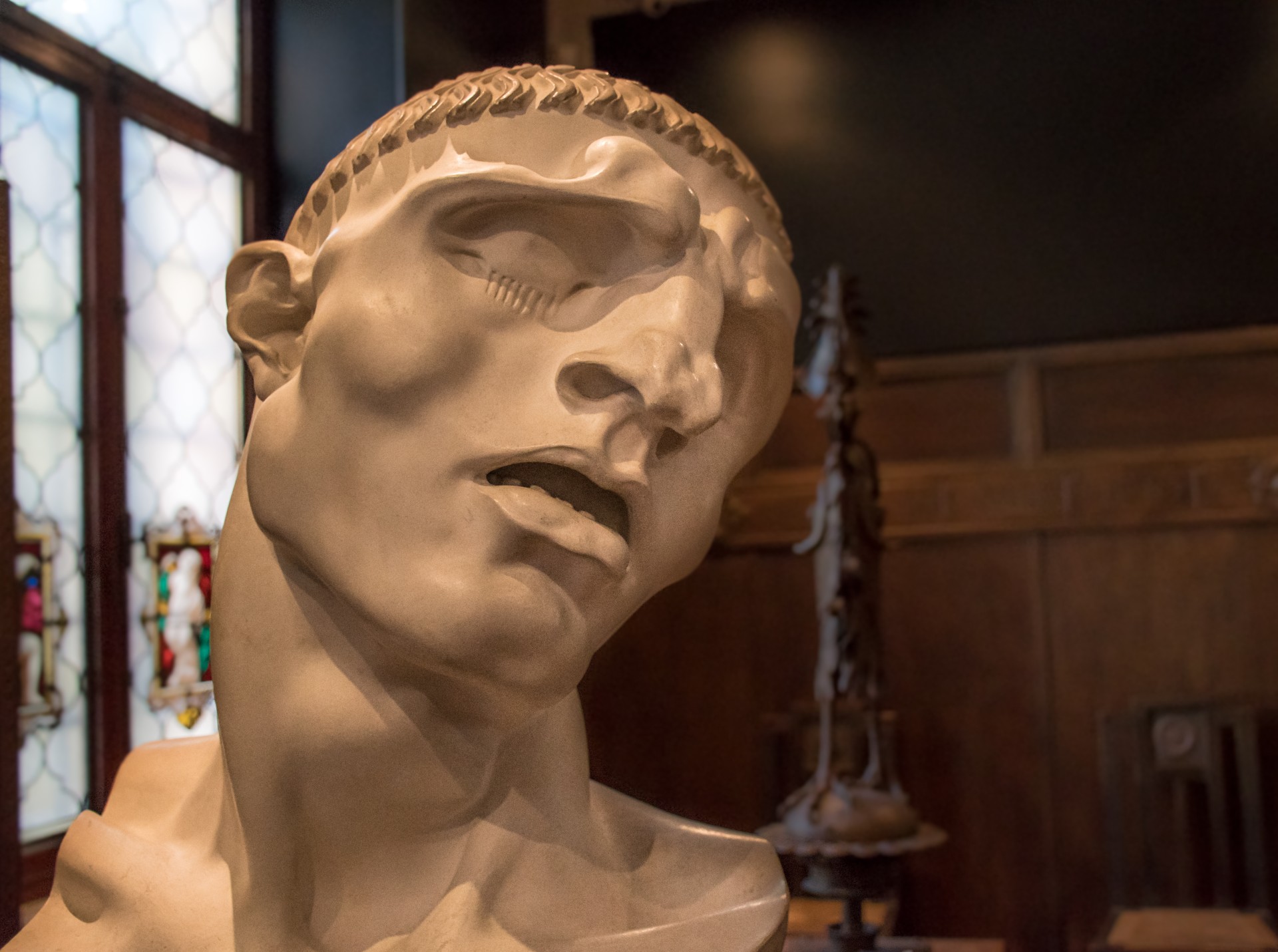 Adolfo Wildt. Vir temporis acti, 1911 ca. Gesso. (Mostra la sofferenza di un soldato romano nell’atto dell’autofustigazione). Galleria Carlo Rizzarda, Feltre