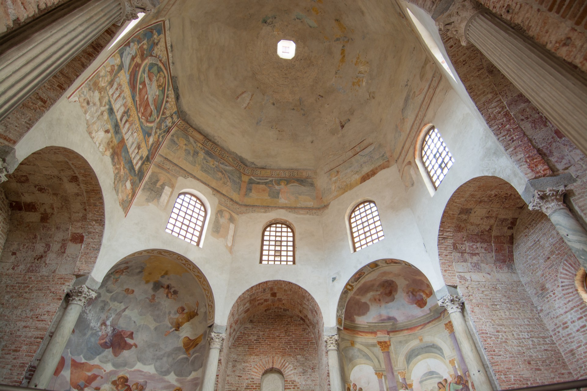Interno del Battistero paleocristiano del Duomo di Novara