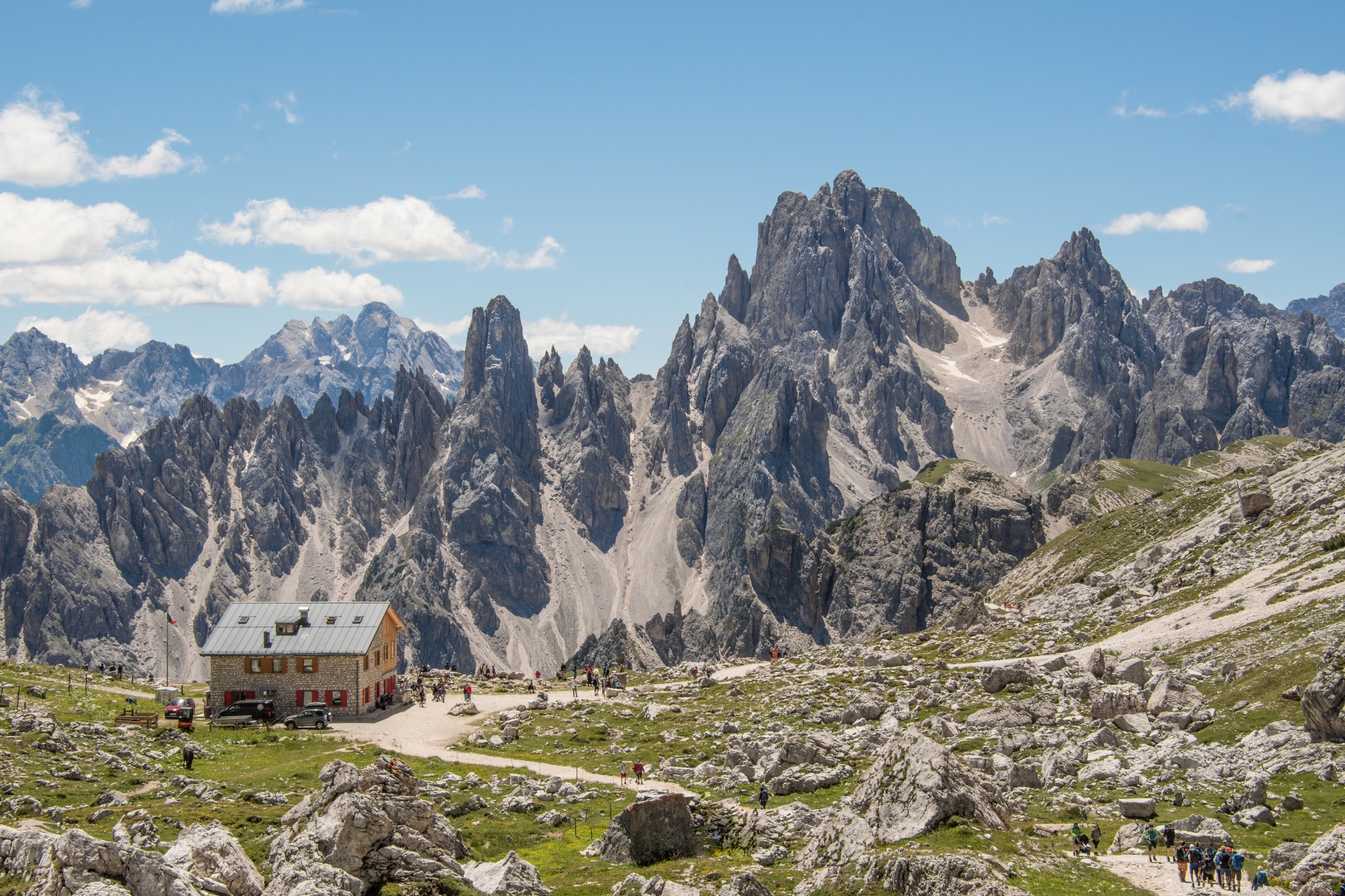 Il Rifugio Lavaredo incorniciato dal gruppo delle Marmarole (a sinistra) e dalle guglie dei Cadini di Misurina. Parco delle Tre Cime di Lavaredo. Alto Adige.