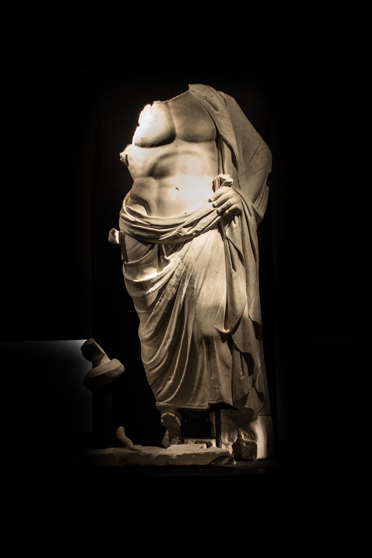 Statua romana di Esculapio, II sec. Museo Archeologico di Feltre. (danneggiata dai primi cristiani in quanto i suoi poteri erano simili a quelli di Cristo)