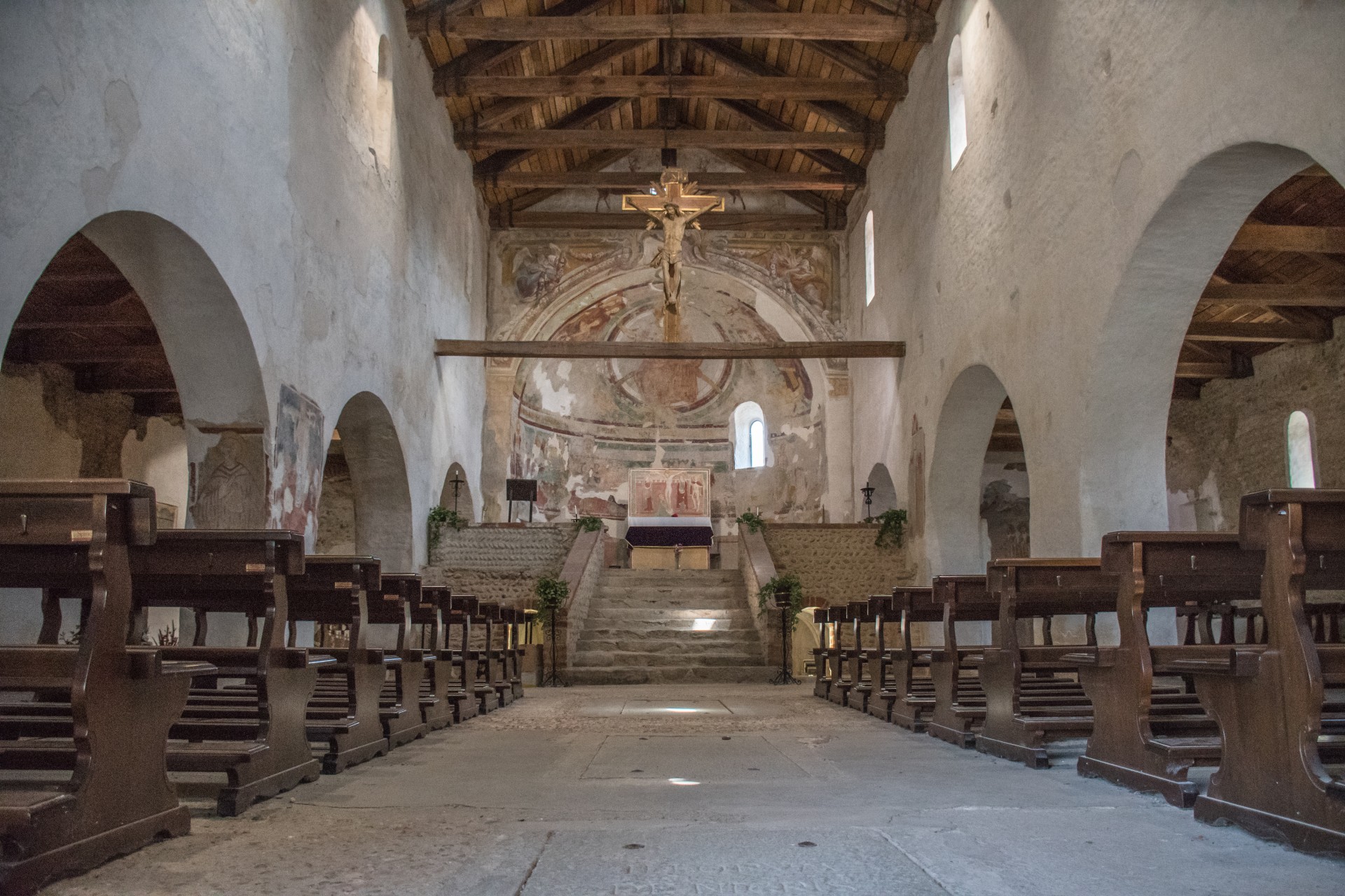 Basilica di San MIchele. Oleggio. Navata centrale e abside con affreschi romanici