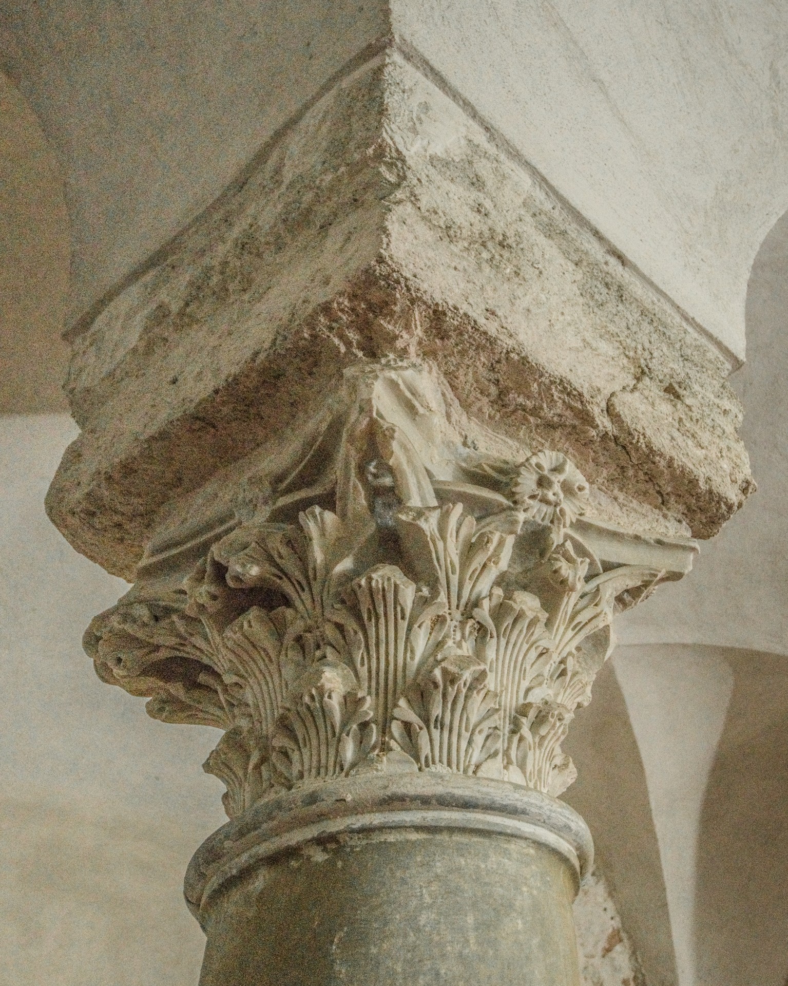 Capitello composito con foglie d’acanto e volute ioniche, tardo V sec, cripta della Cattedrale di Gerace