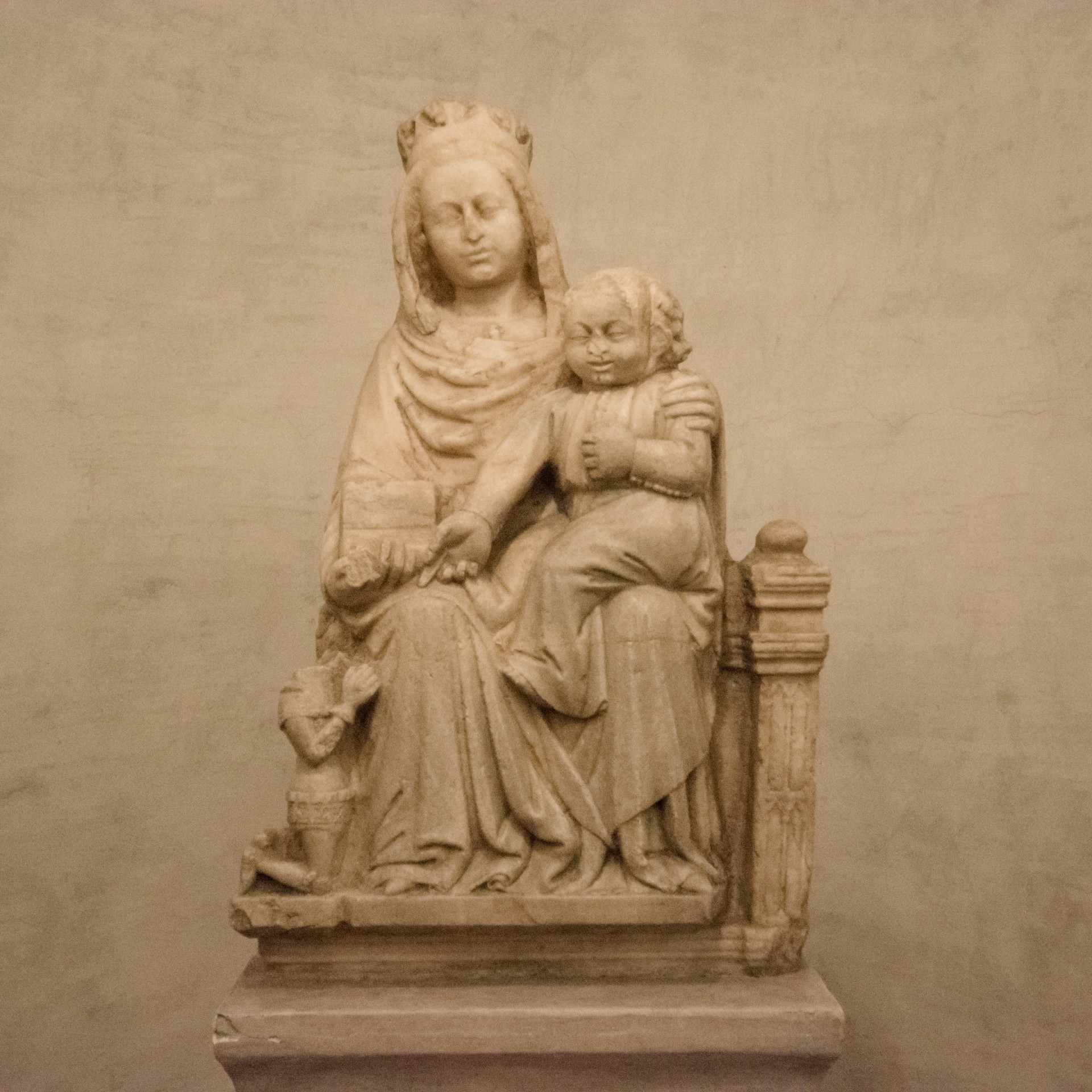 Gruppo marmoreo del XIV sec. Madonna con Bambino. Chiesa Parrocchiale di Pozzolo sul Mincio