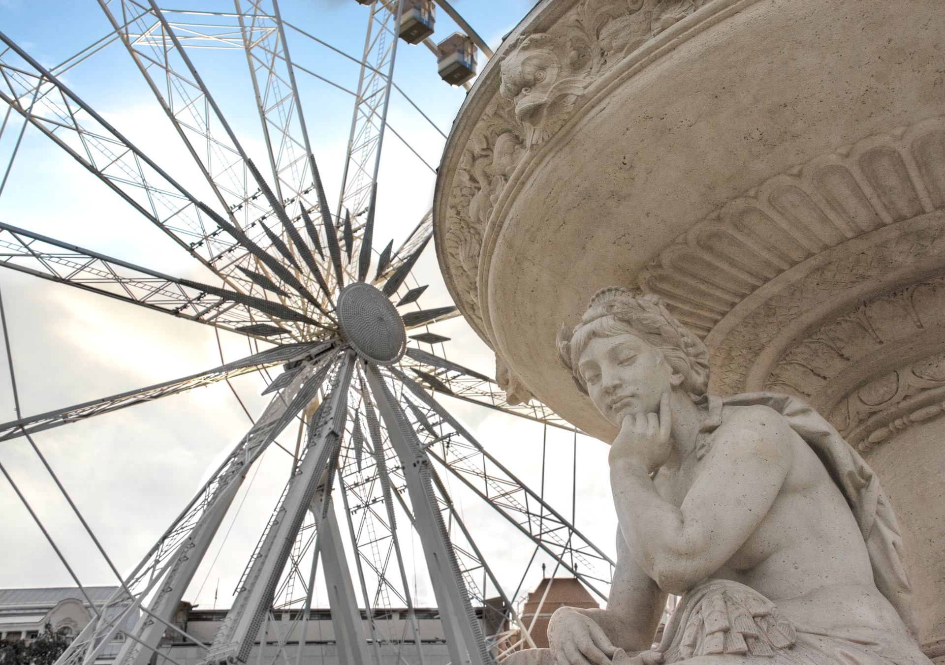 Particolare della fontana neoclassica sotto la ruota panoramica, Budapest