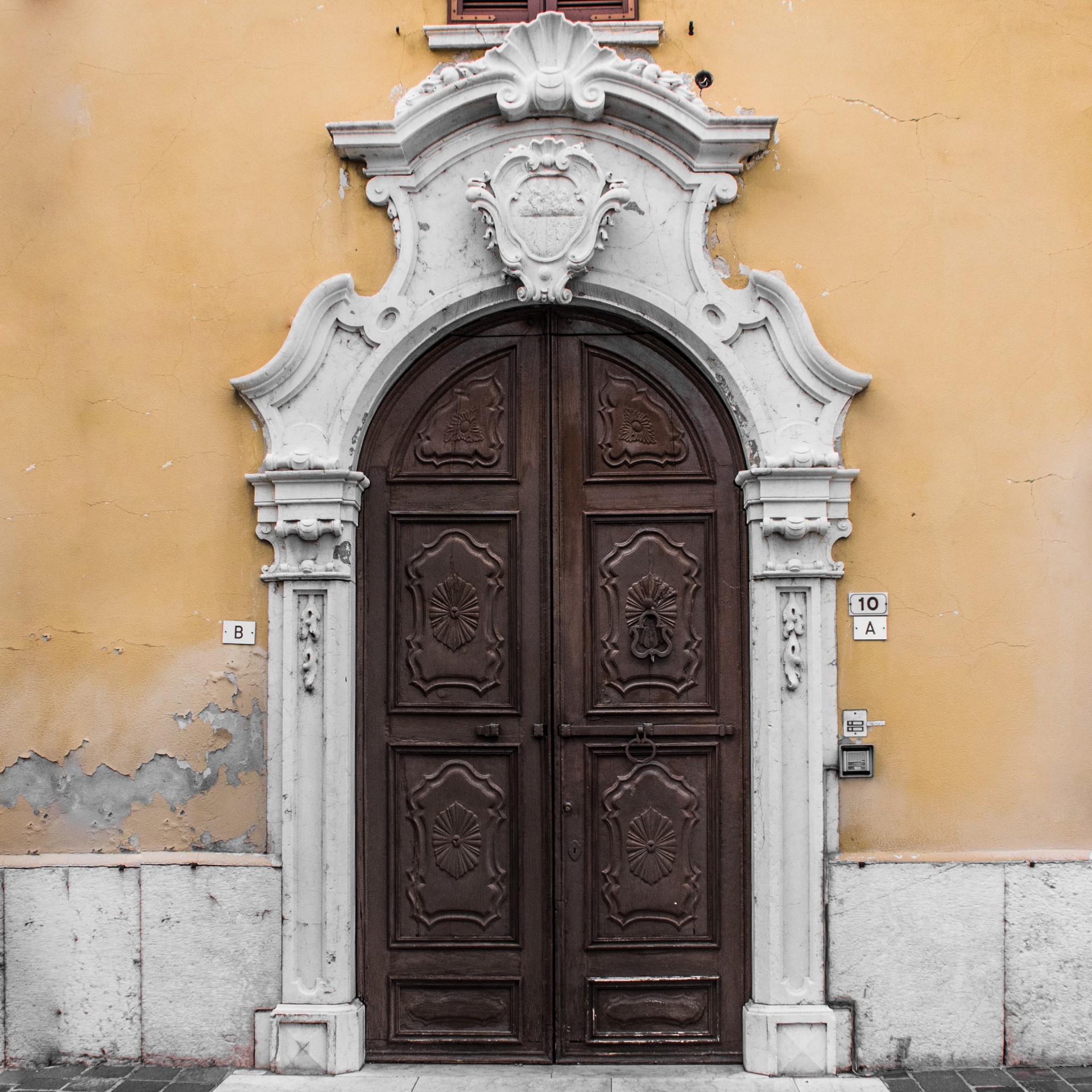 Un portone di Medole