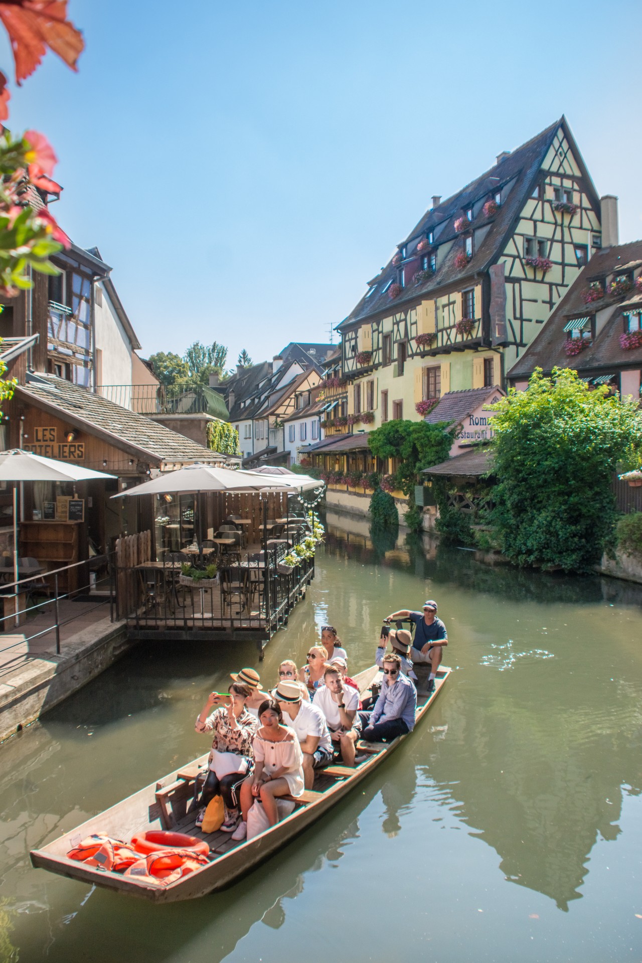 In barca nei canali della Petite Venice. Colmar, Alsazia, Francia