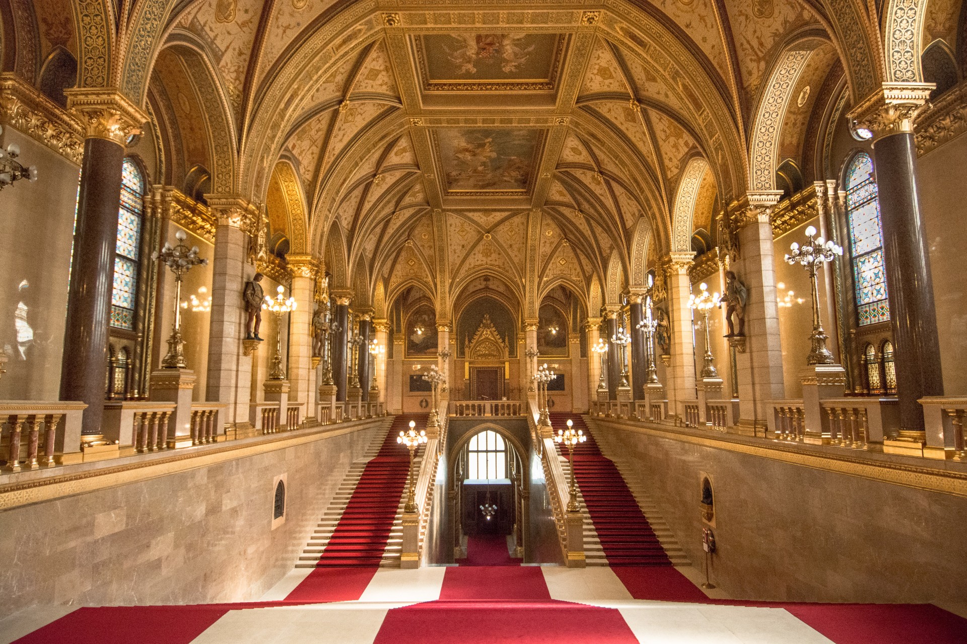 Scalinata pricipale del Parlamento di Budapest