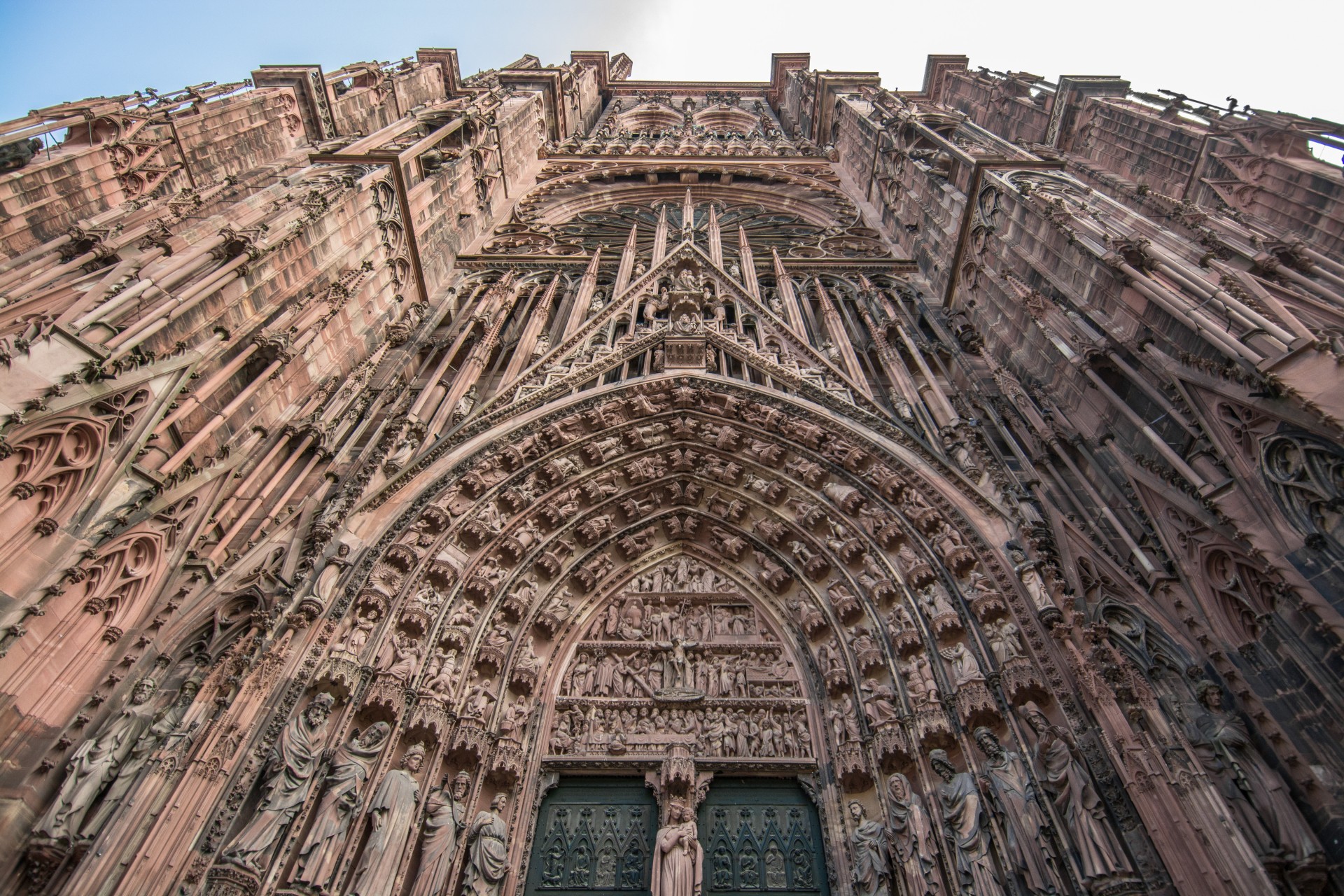 La Cattedrale di Notre Dame, Strasburgo. Particolare della facciata e del portale d’ingresso.