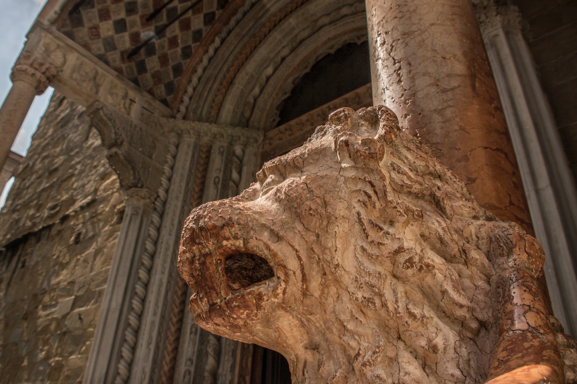 Protiro dei leoni rossi, Giovanni da Campione, Basilica di Santa Maria Maggiore, particolare