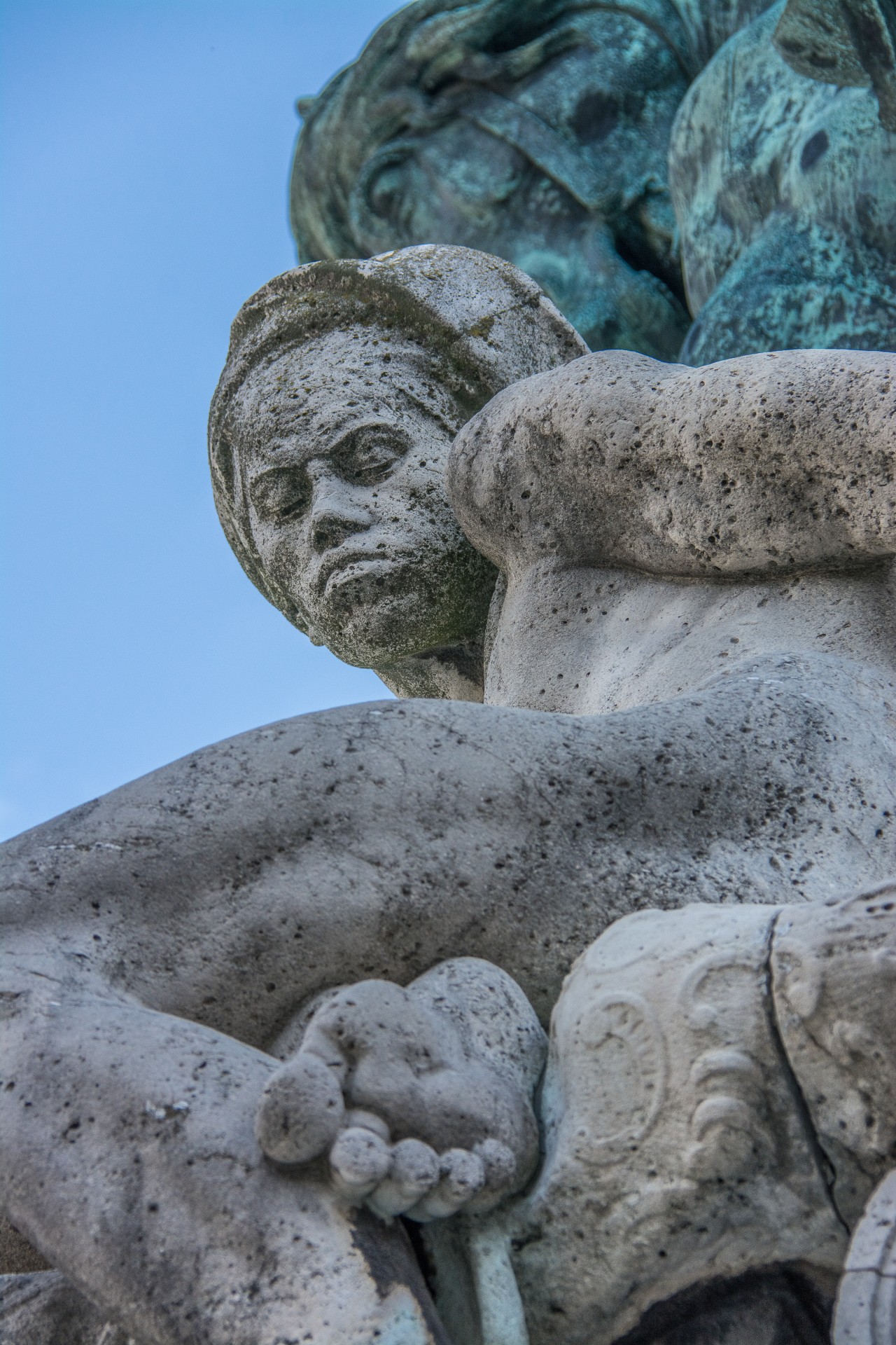Prigioniero turco rannicchiato ai piedi del principe Eugenio di Savoia, Monumento equestre di fronte alla facciata del Palazzo Reale. Budapest