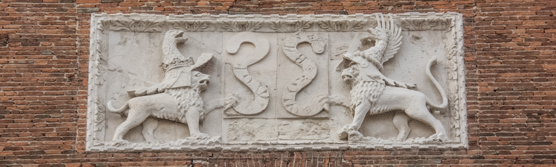Bassorilievo sul Castello Estense. Ferrara