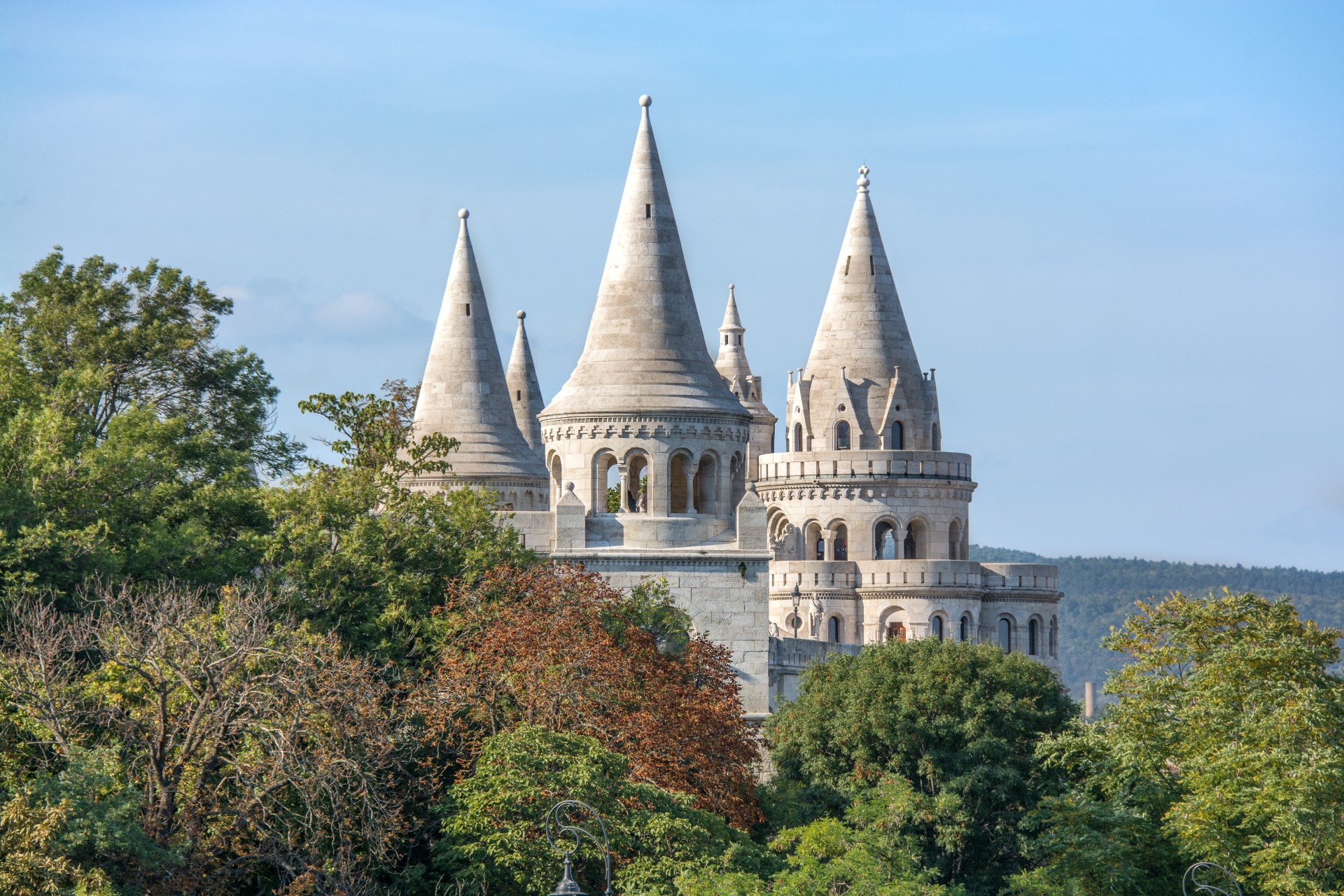 Le torri coniche del Bastione del Pescatori che ricordano le tende magiare. Budapest