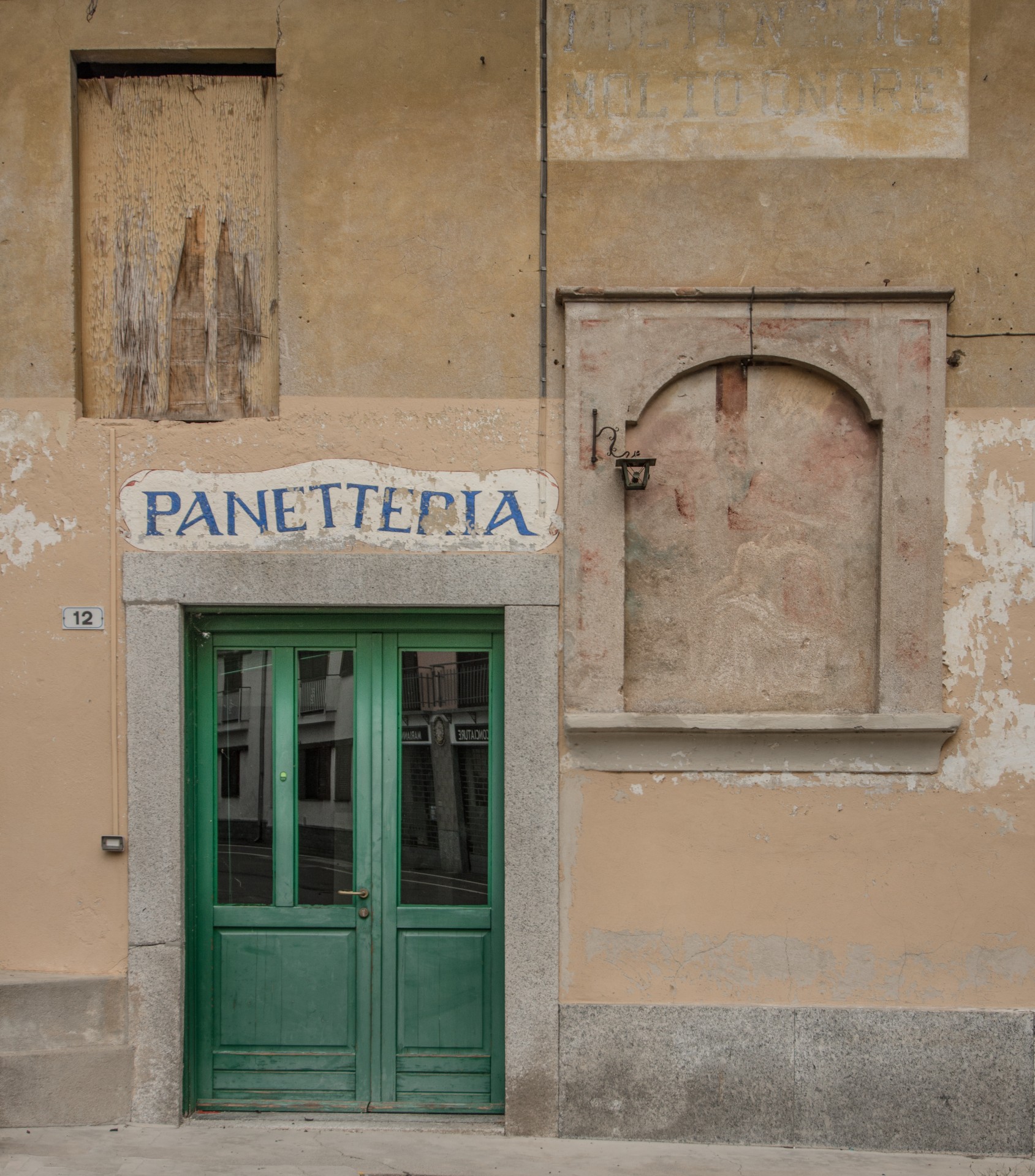 Panetteria in Piazza C.Battisti. Cureggio