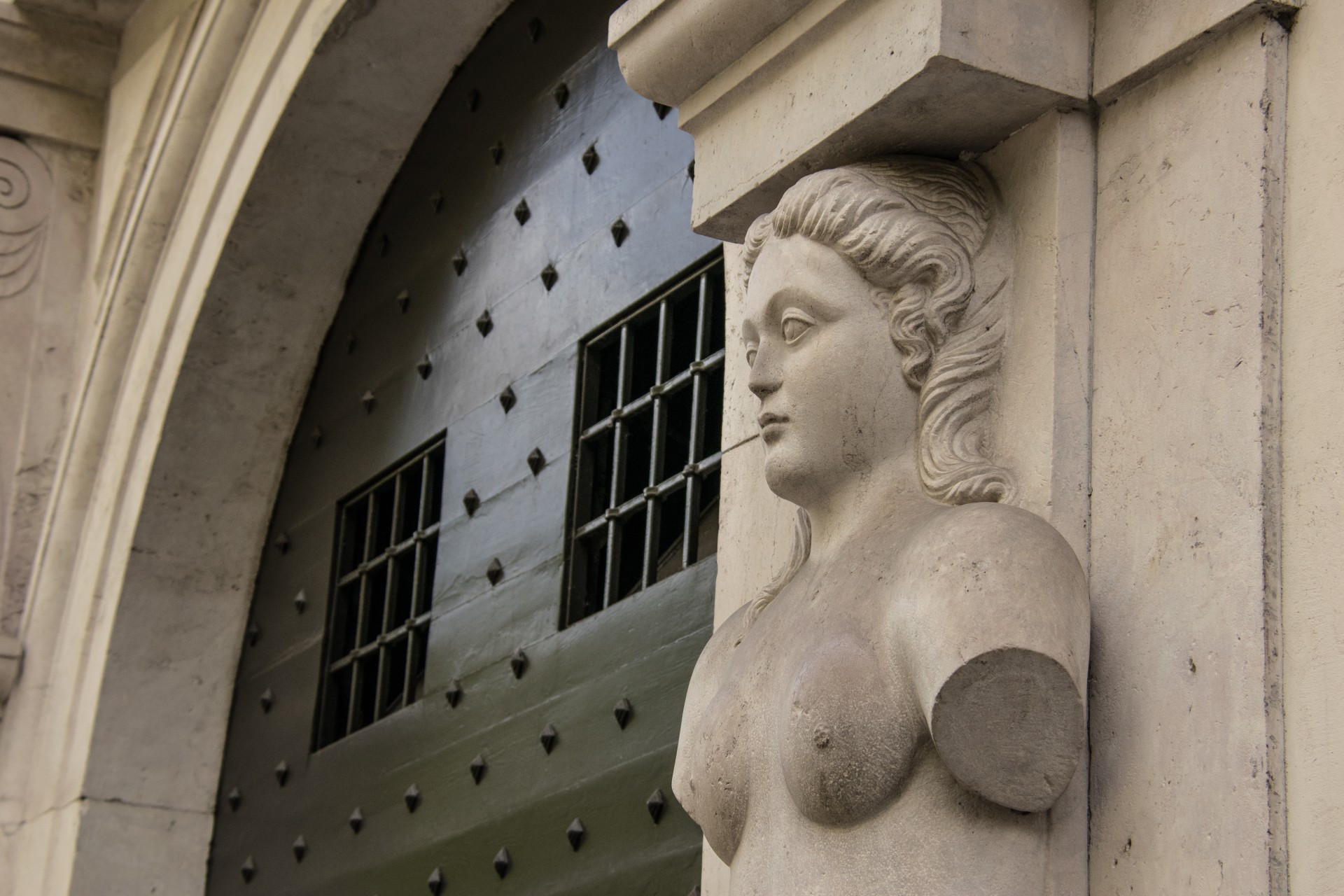 Palazzo Grumelli Pesenti, particolare del portale di ingresso