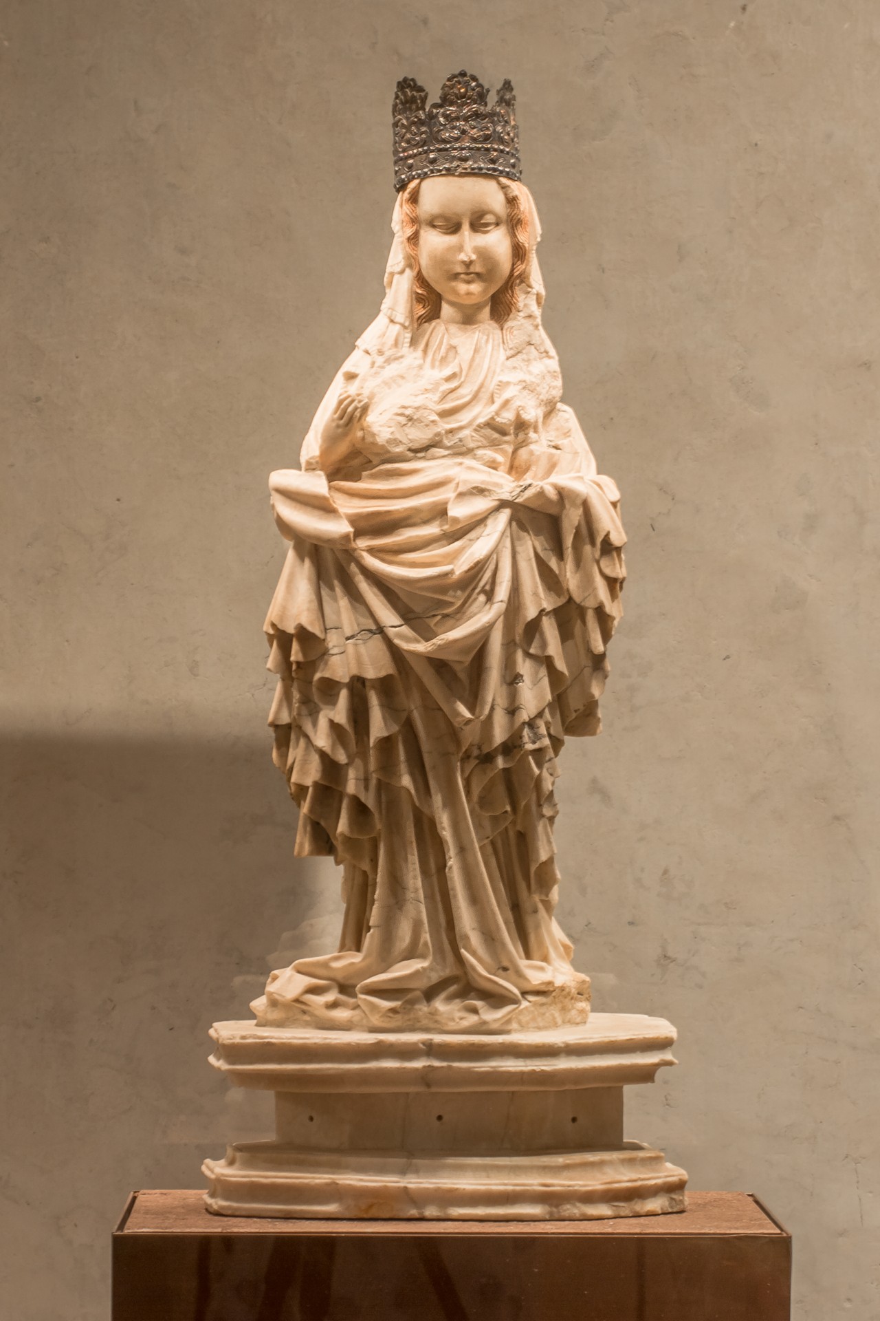 Madonna di S.Vittore (1420-25). Alabastro scolpito. Proveniente dal Santuario dei SS. Vittore e Corona. Museo Diocesano di Feltre