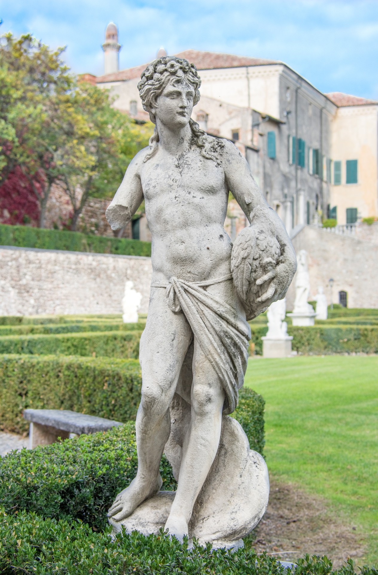 Palazzo Guerrieri Gonzaga, Volta Mantovana. Particolare di una statua del giardino inferiore