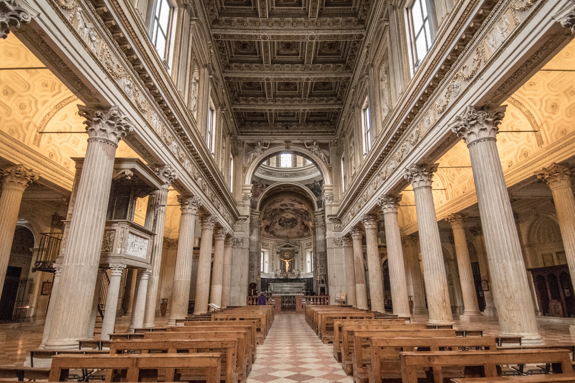 Interno del Duomo di Mantova