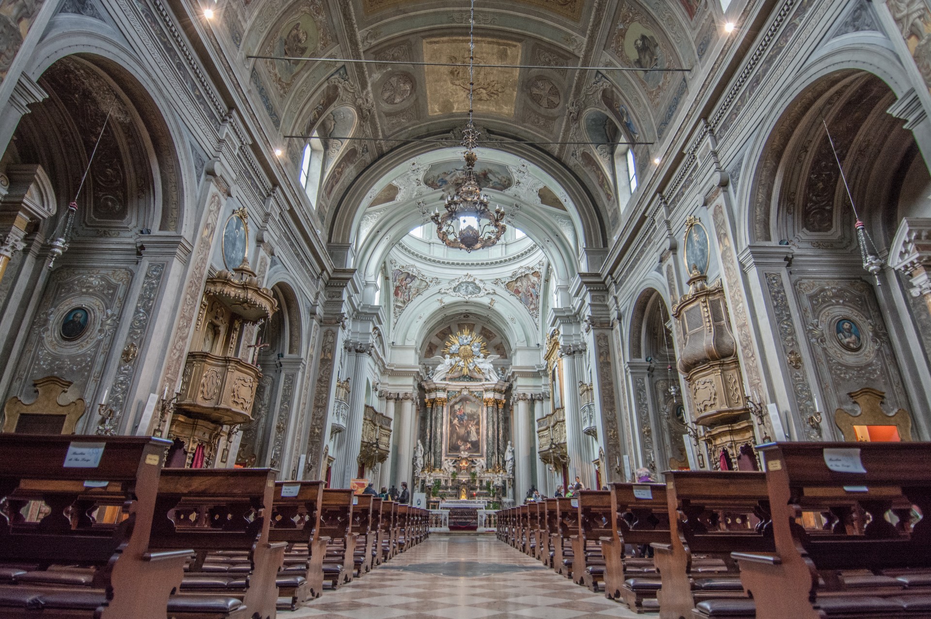 L’altare maggiore e la cupola della Basilica di San Luigi Gonzaga. Castiglione delle Stiviere