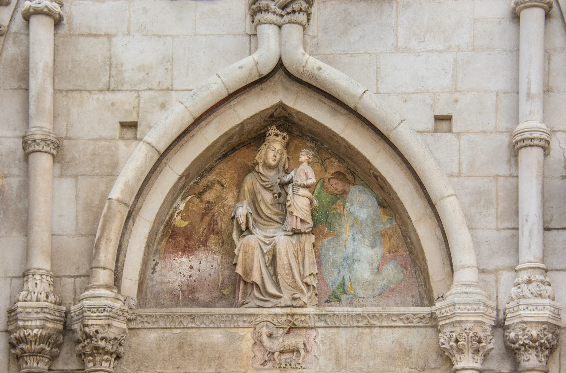 Lunetta sul sul portale del Complesso della SS. Annunziata, Sulmona