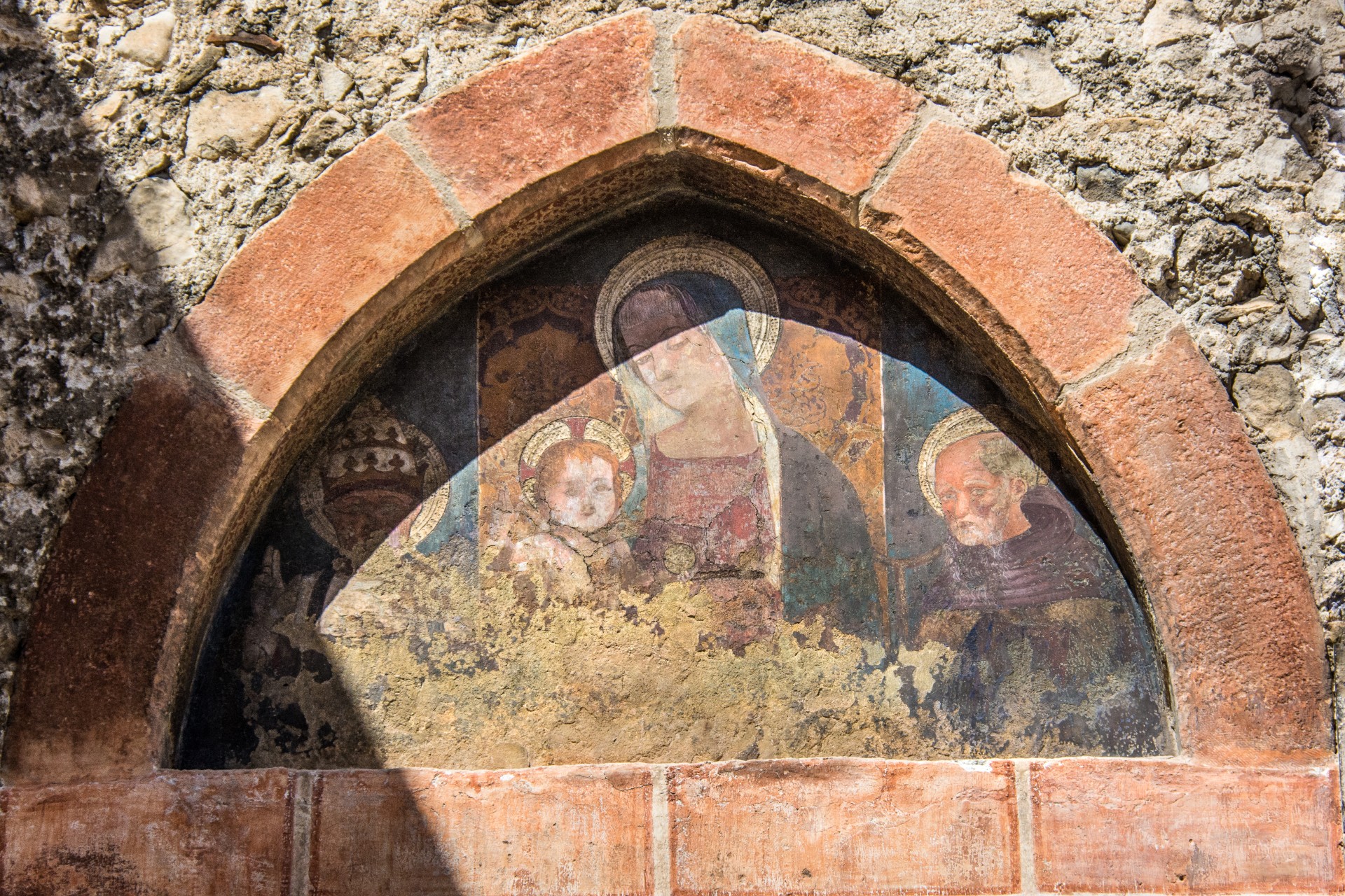 Lunetta sulla facciata della Chiesa di San Marcello Papa, Pacentro