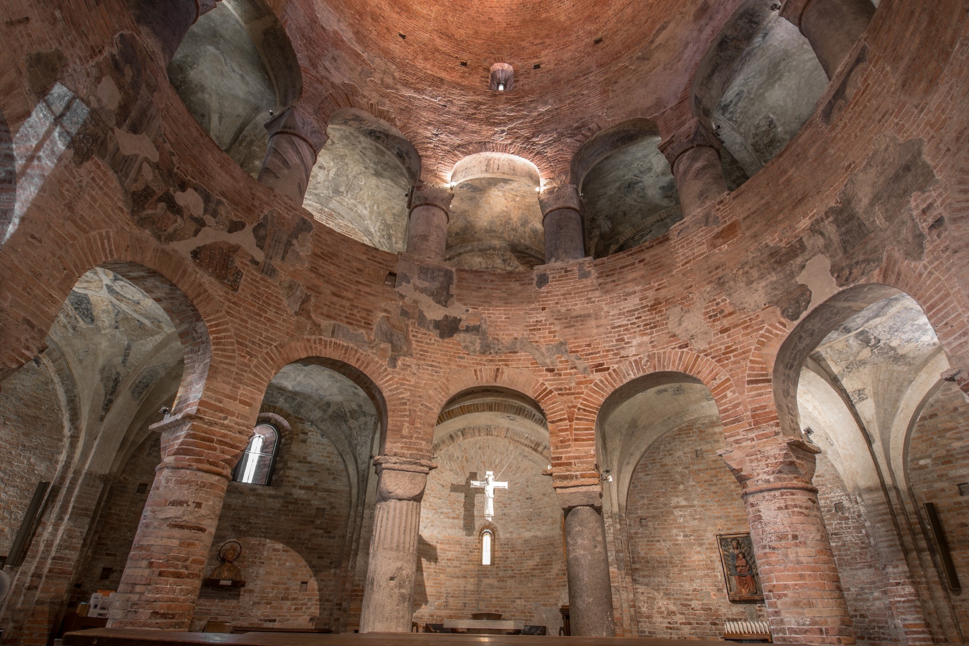 Rotonda di San Lorenzo, interno. Mantova