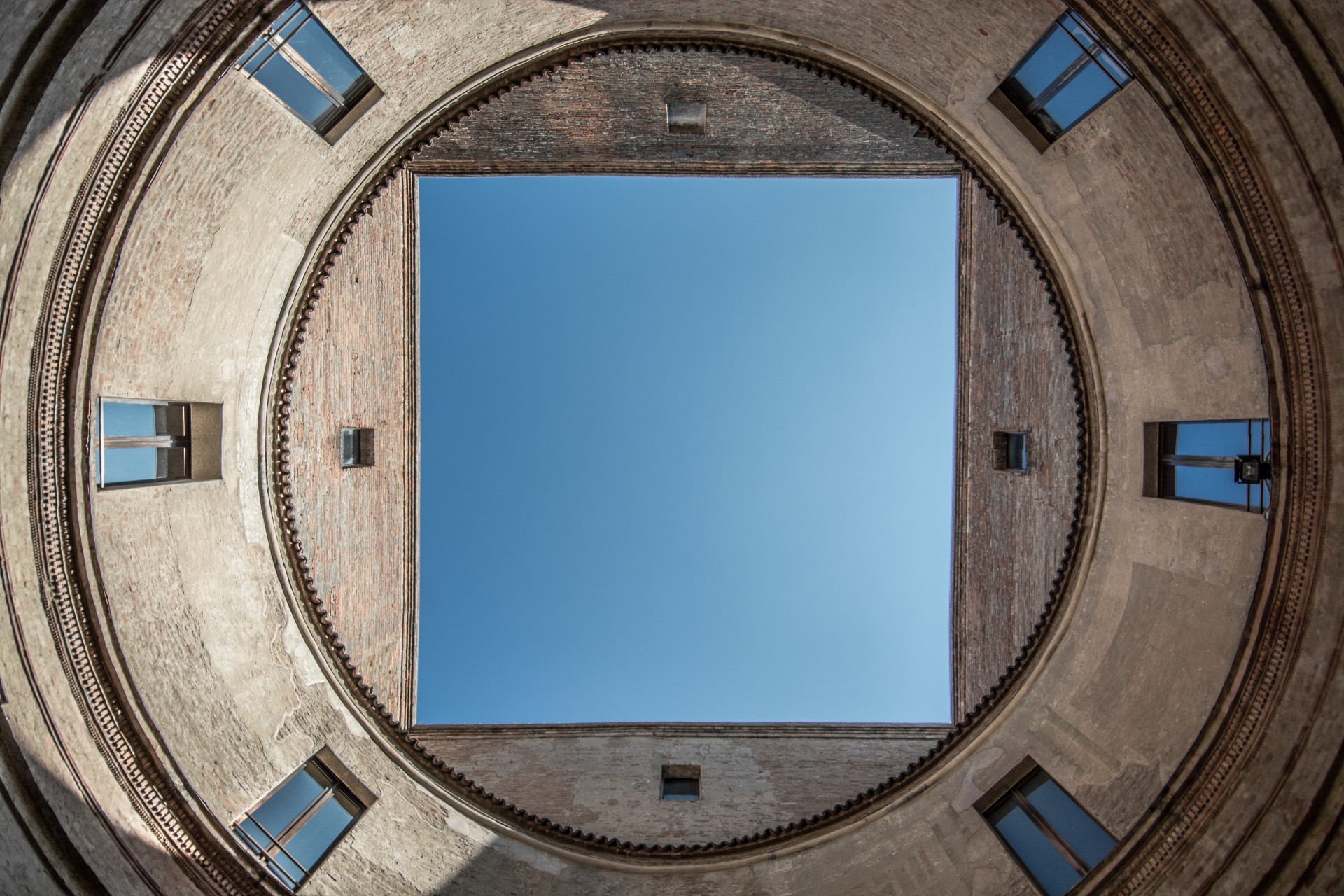 Casa del Mantegna. Particolare del cortile interno, esempio di architettura filosofica. Mantova