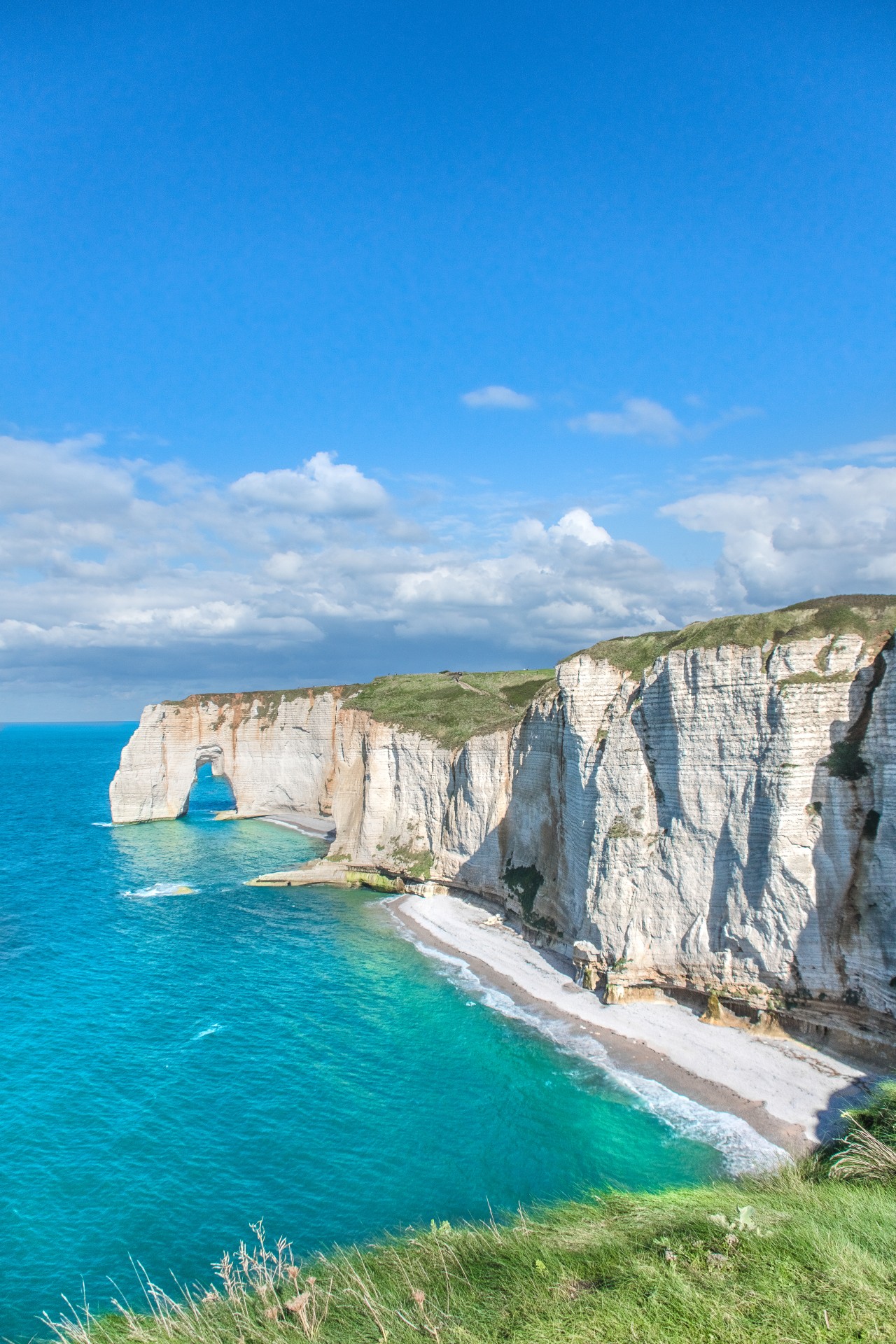 Il grande arco della Manneporte e le scogliere della Costa d’Alabastro, Étretat, Normandia