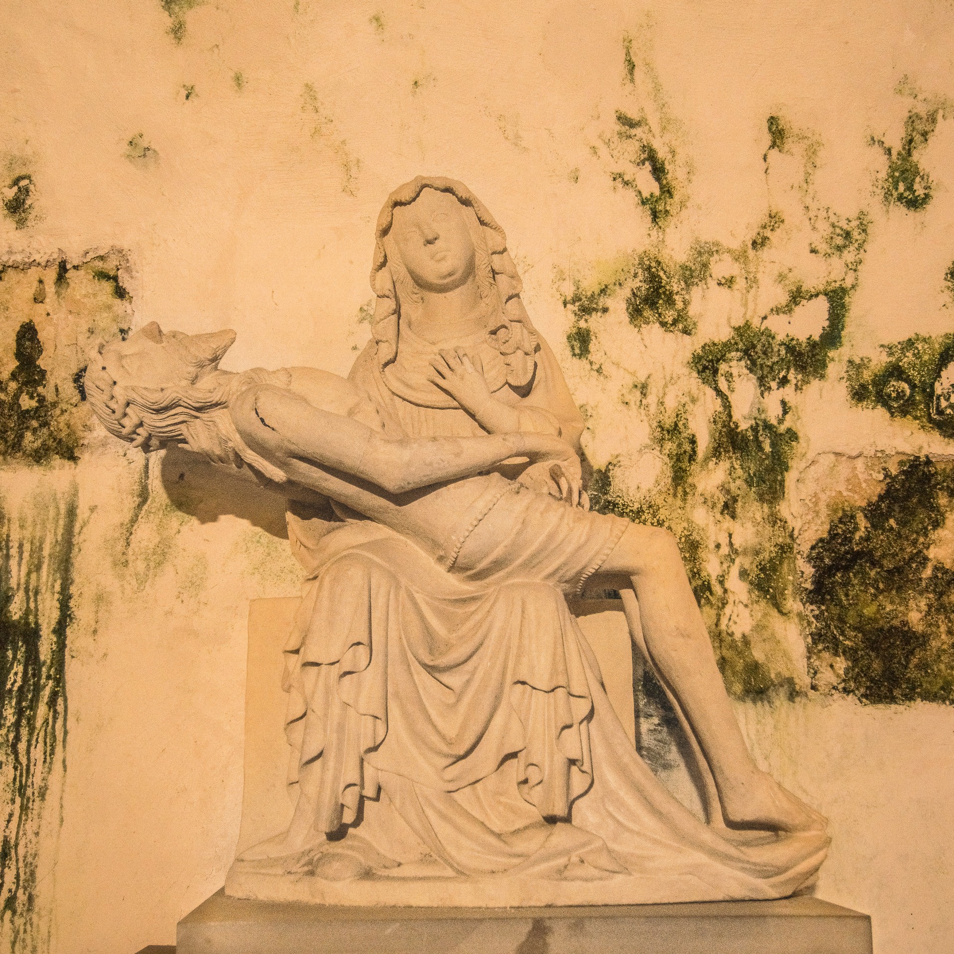 La pietà, gruppo scultoreo della cappella di S.Anna, Castello di Predjama, Slovenia