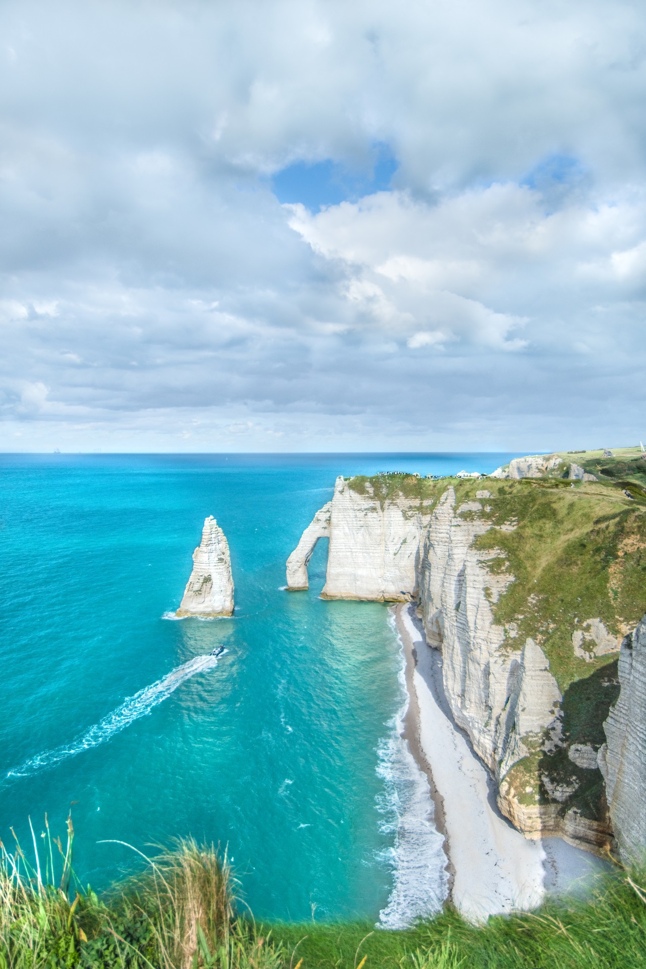 La Falaise d’Aval e l’Aiguille d’Étretat viste dalla Manneporte. Normandia, Francia