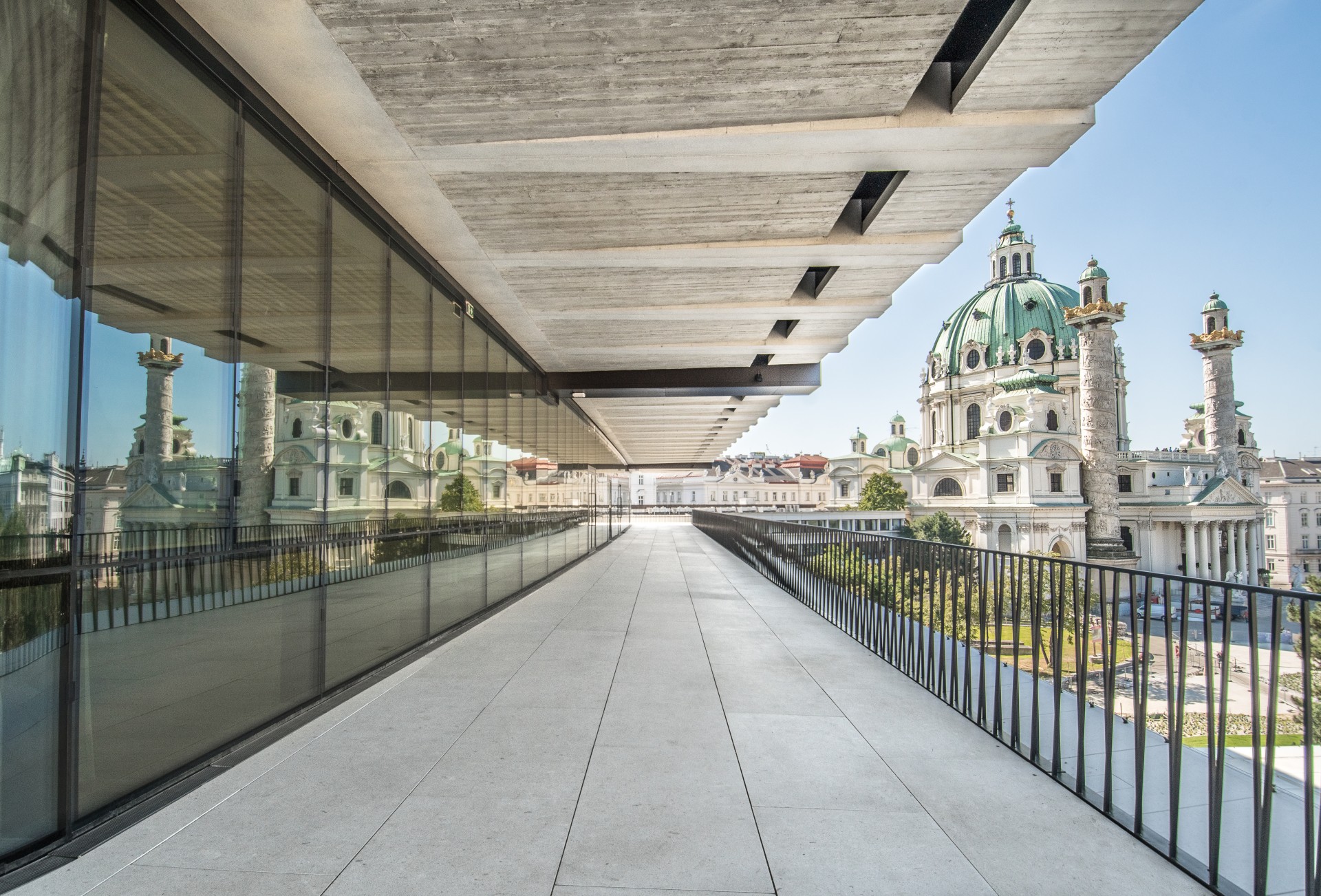 La terrazza del Wien Museum e la Chiesa di San Carlo Borromeo, Vienna