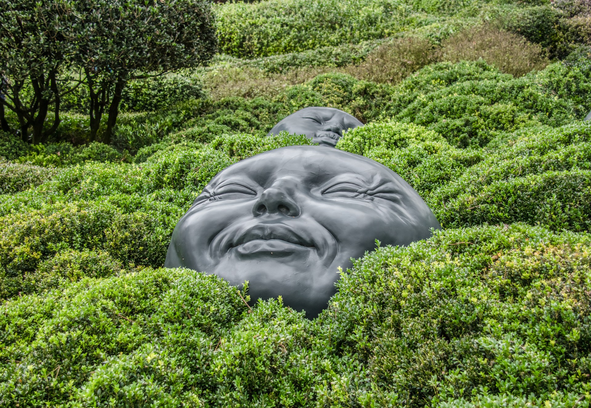 Le sculture dell’artista Samuel Salcedo immerse nel verde dei giardini di Étretat, Normandia