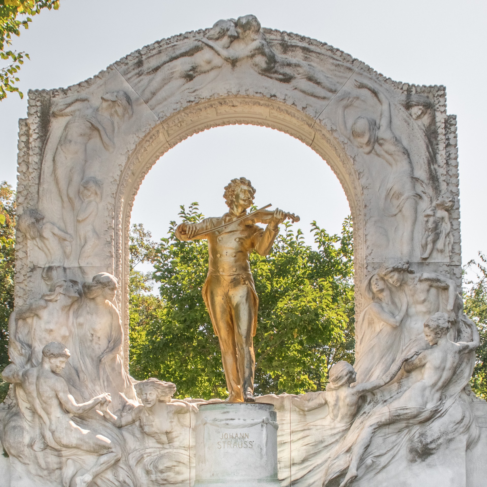 Monumento dorato al re del walzer viennese Johann Strauss (1921) di Edmund von Hellmer, Stadpark, Vienna