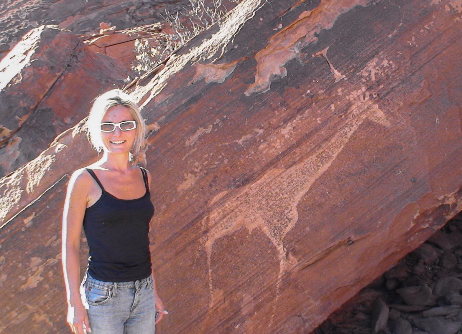 Accanto alle incisioni rupestri di Twyfelfontein, datate tra i 6000 e i 10.000 anni fa. Patrimonio Unesco. Damaraland, Namibia.
