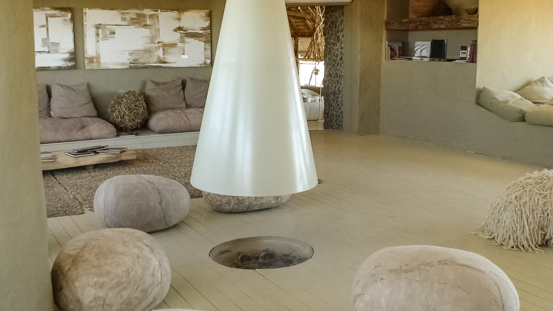 La sala di lettura del Little Kulala Camp. Sesriem,Namibia