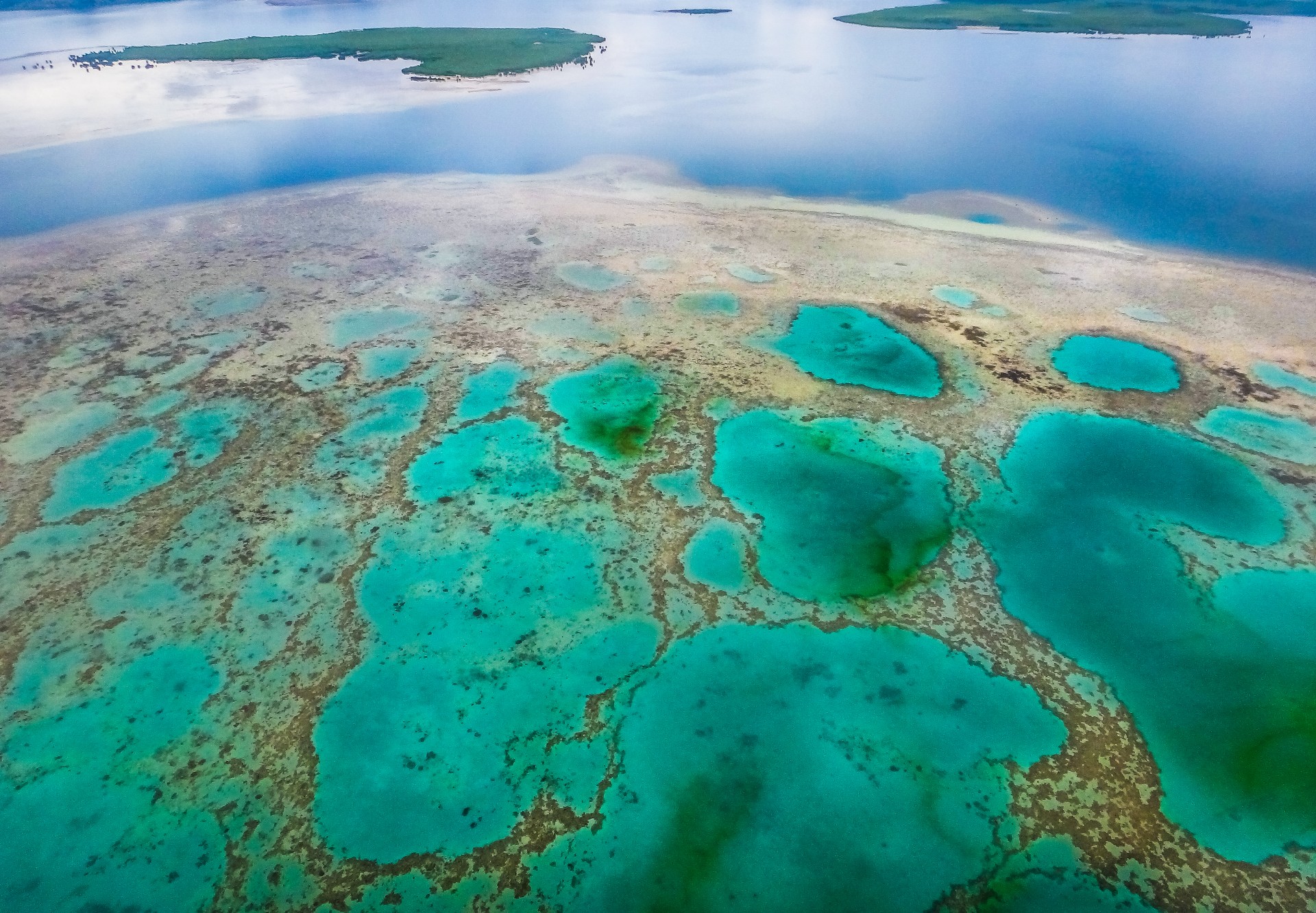 Volo cessna sulla barriera corallina delle Isole Fiji, verso l’arcipelago delle Yasawa. Oceano Pacifico