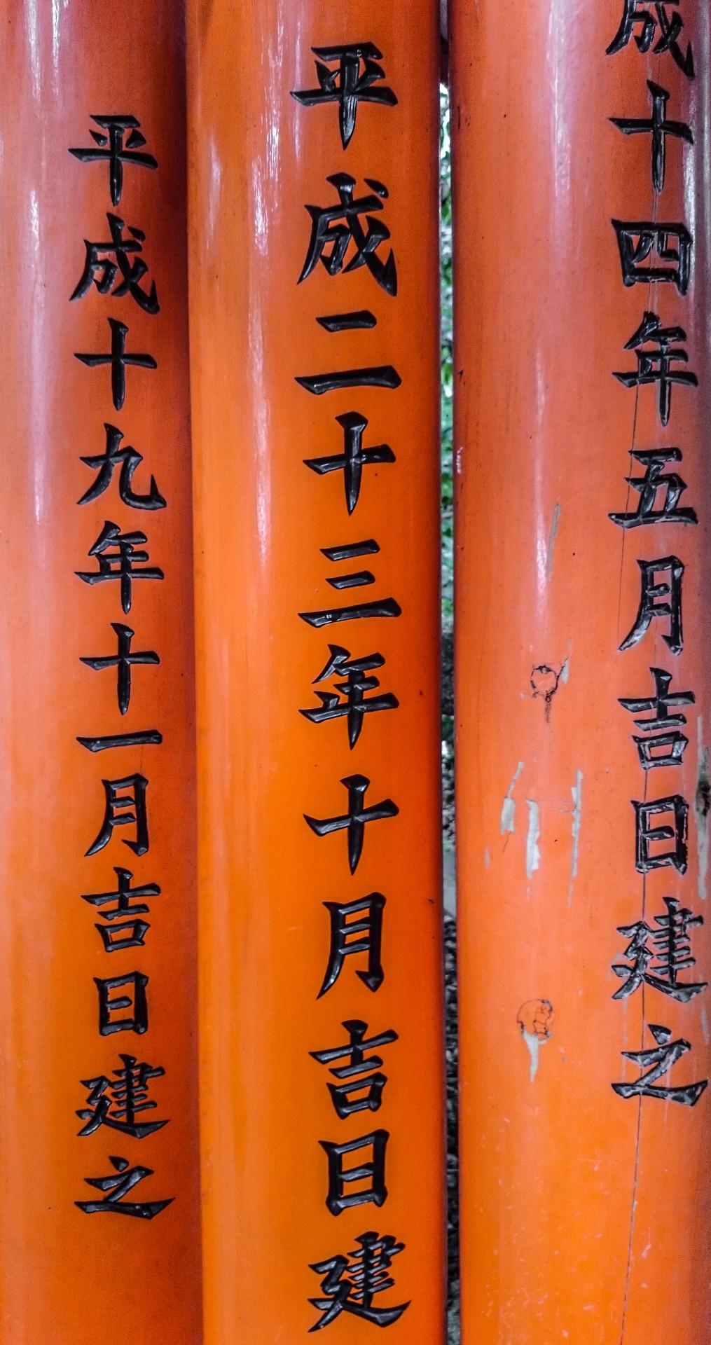 Fushimi Inari, particolare. Diecimila pali rossi formano un tunnel nel santuario shintoista di Kyoto, Giappone