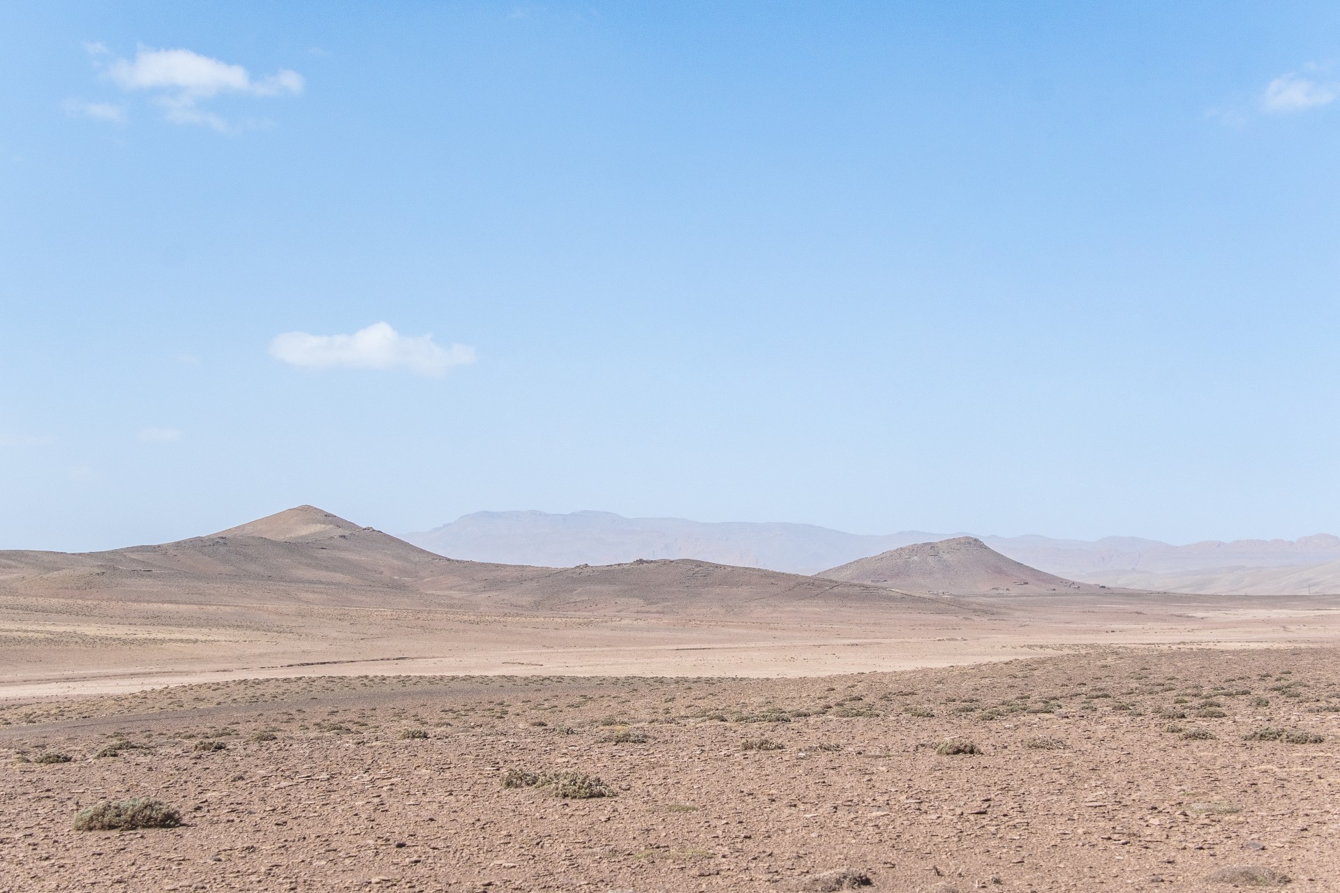 I dolci crinali del Medio Atlante, ammantati da un cielo pulito dal vento. Imilchil, Marocco.