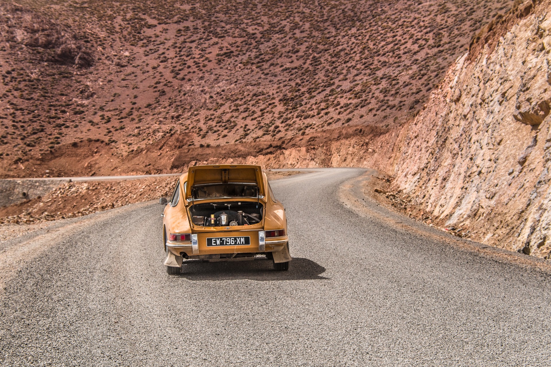 SAHARA CHALLENGE 2024 – Thibault Hector (FR) e Lola Hector (FR) sulla Porsche 912 – 1600 cc del 1968, in gara con il numero 21. Primi nella Class 3 – Classic Cars up to 2000cc. Medio Atlante, Marocco.