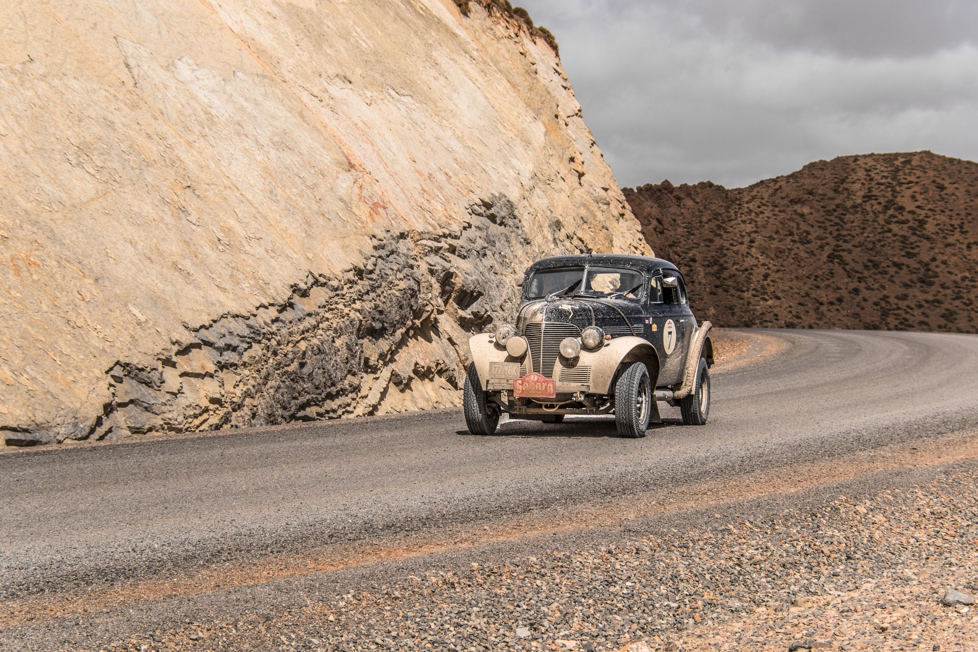 SAHARA CHALLENGE 2024 – Tony Sutton (AU) e Andrew Lawson (AU) sulla Chevrolet Master Coupe 3500 cc del 1939 in gara con il n.7.  Secondi sul podio dei vincitori assoluti. Medio Atlante, Marocco.