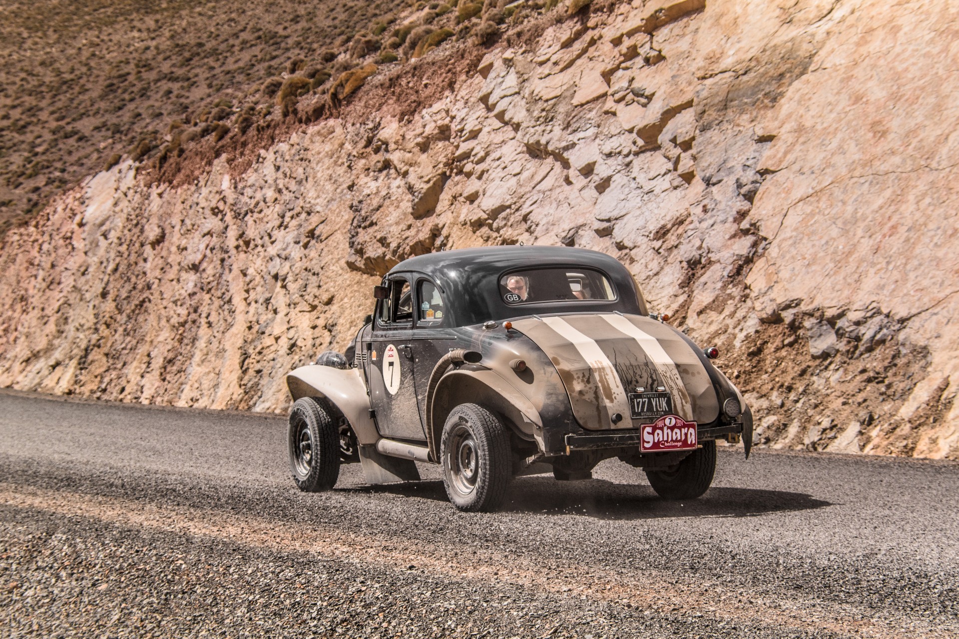 SAHARA CHALLENGE 2024 – Tony Sutton (AU) e Andrew Lawson (AU) sulla Chevrolet Master Coupe 3500 cc del 1939 in gara con il n.7.  Secondi sul podio dei vincitori assoluti. Medio Atlante, Marocco.
