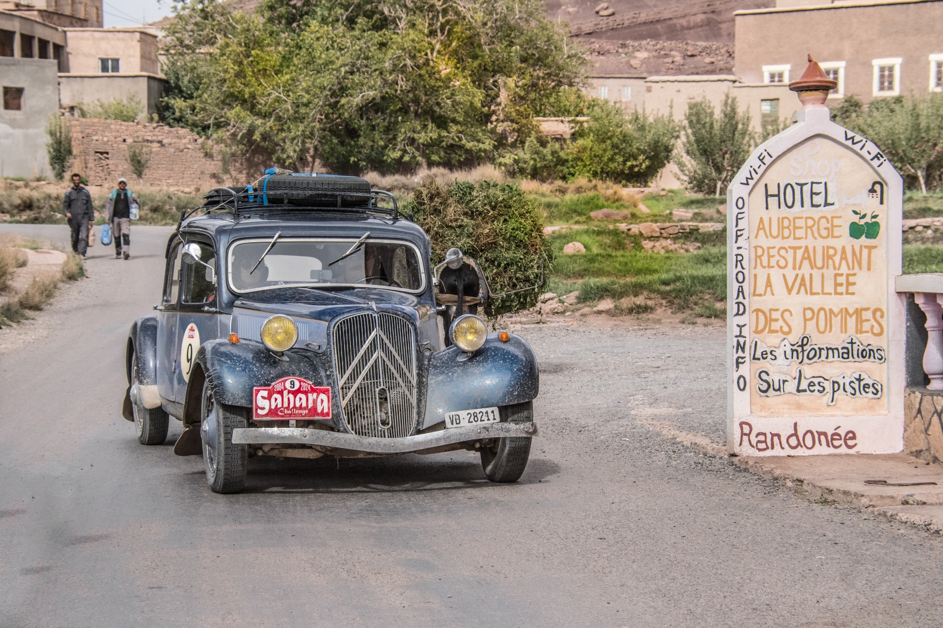 SAHARA CHALLENGE 2024 – Michael Lutolf (CH) e Patricia Henderson (PE) sulla Citroen 11B, 1911 cc del 1947, in gara con il numero 9. Secondi nella Class 2 – All Vintage and Vintageant Cars. Medio Atlante, Marocco.