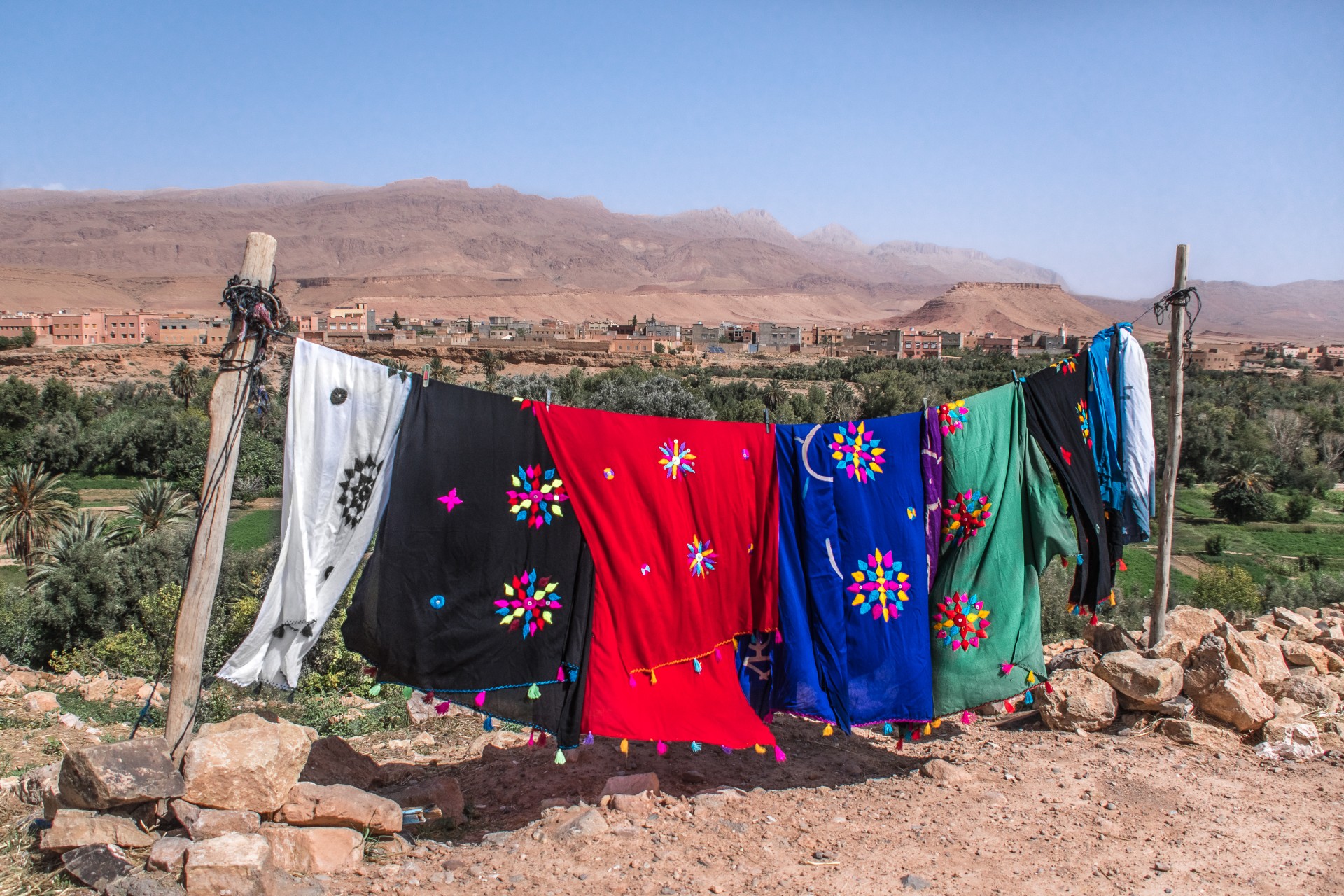 Le stole ricamate dalle donne della Valle di Draa, con i simboli della valle e dei tatuaggi che le ragazze si dipingono sul viso. Tinghir, Draa Valley, Marocco