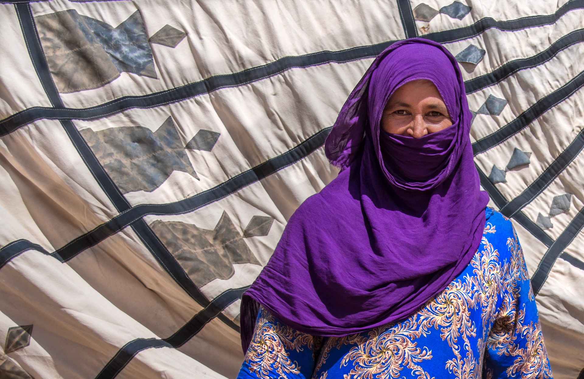 Donna al villaggio nomade di Merzouga, Marocco