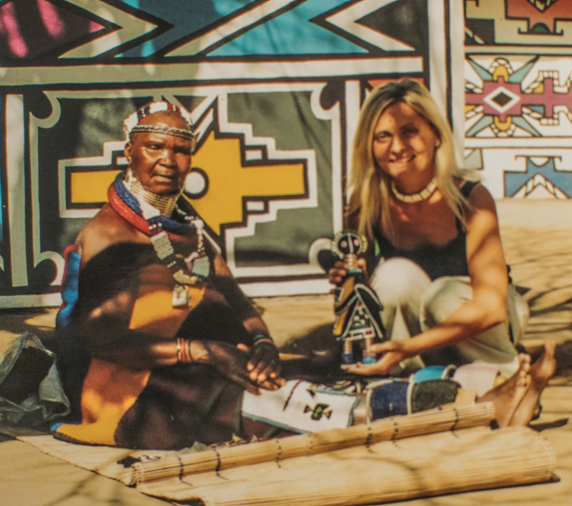 Botshabelo Mission Station, Villaggio Ndebele. Mpumalanga, Sud Africa. La tipica bambolina Ndebele acquistata nel villaggio.