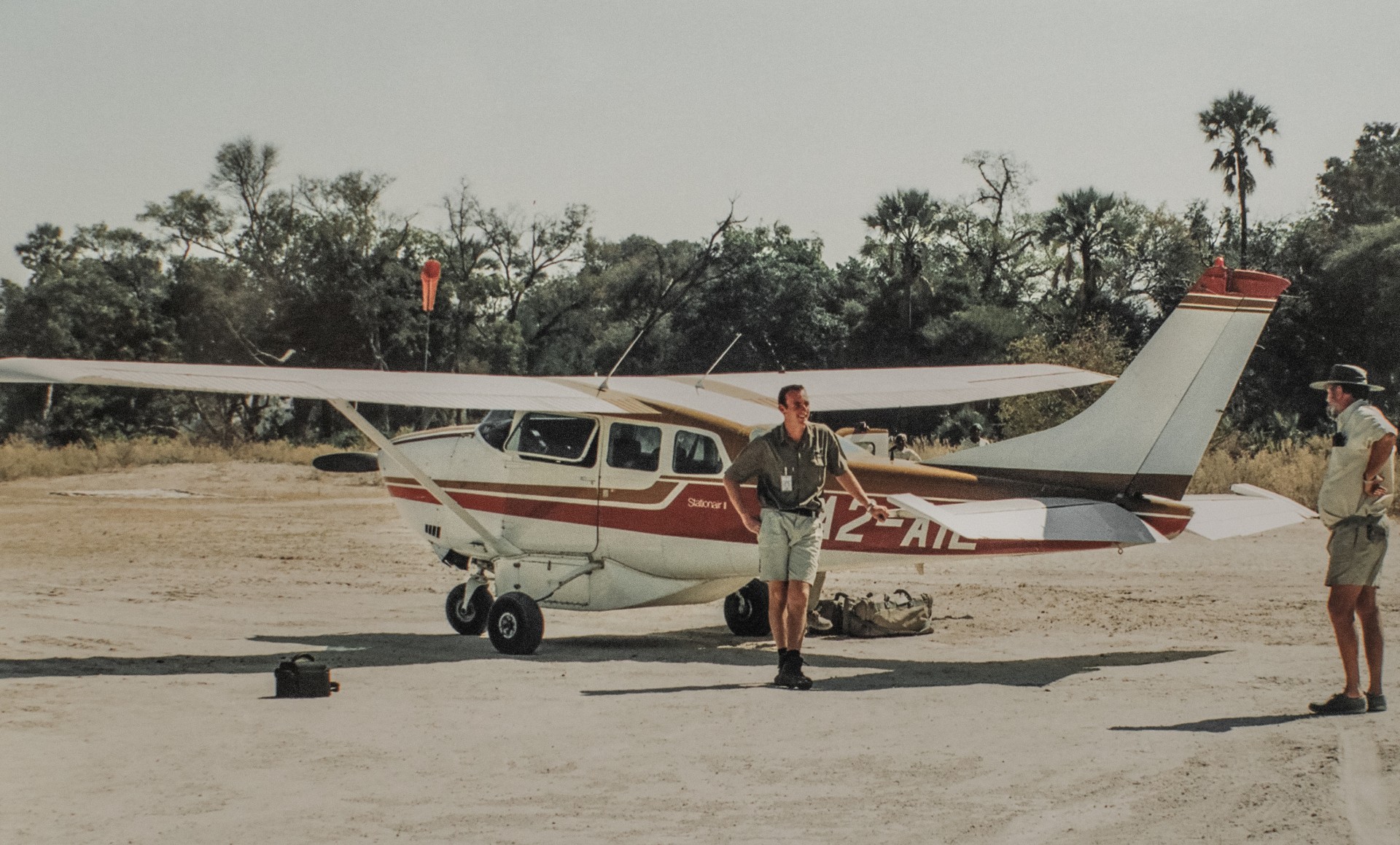 Appena atterrati nel Delta dell’Okawango, con il pilota e Ron, proprietario del Gunn’s Camp. Botswana