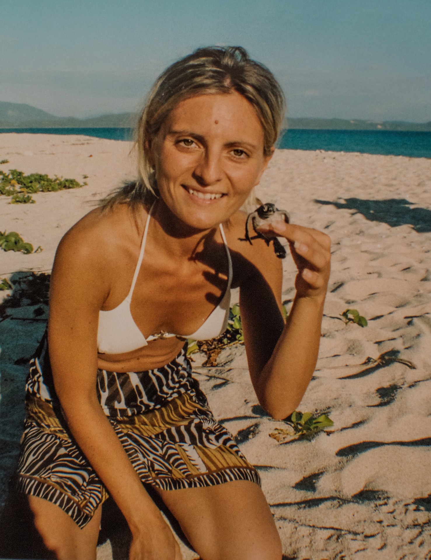 Con una tartarughina appena nata sull’Isola di Nosy Iranjia, Madagascar