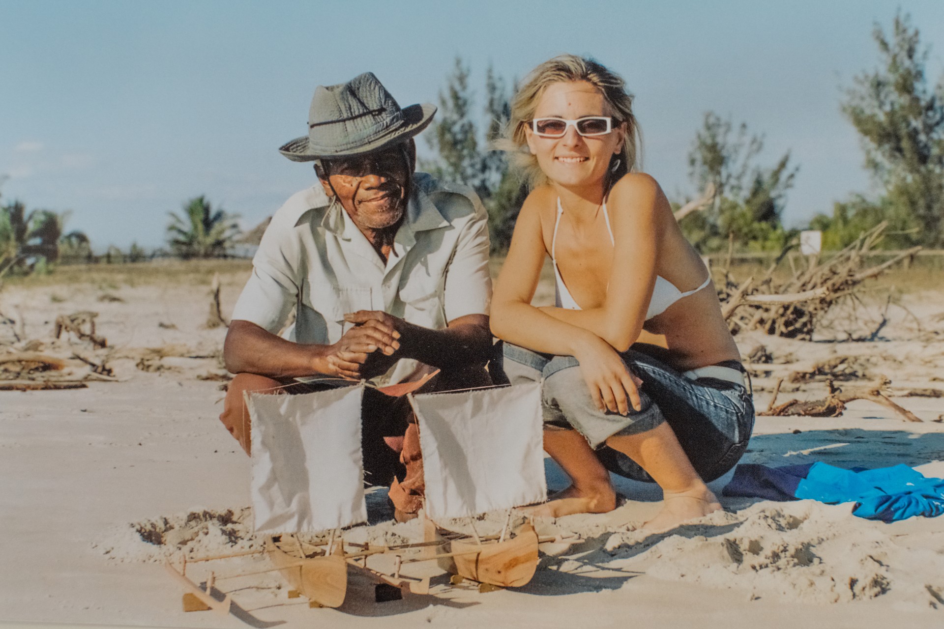 Con un artigiano e i suoi  modellini di piroghe malgasce. Morondava Beach, Madagascar
